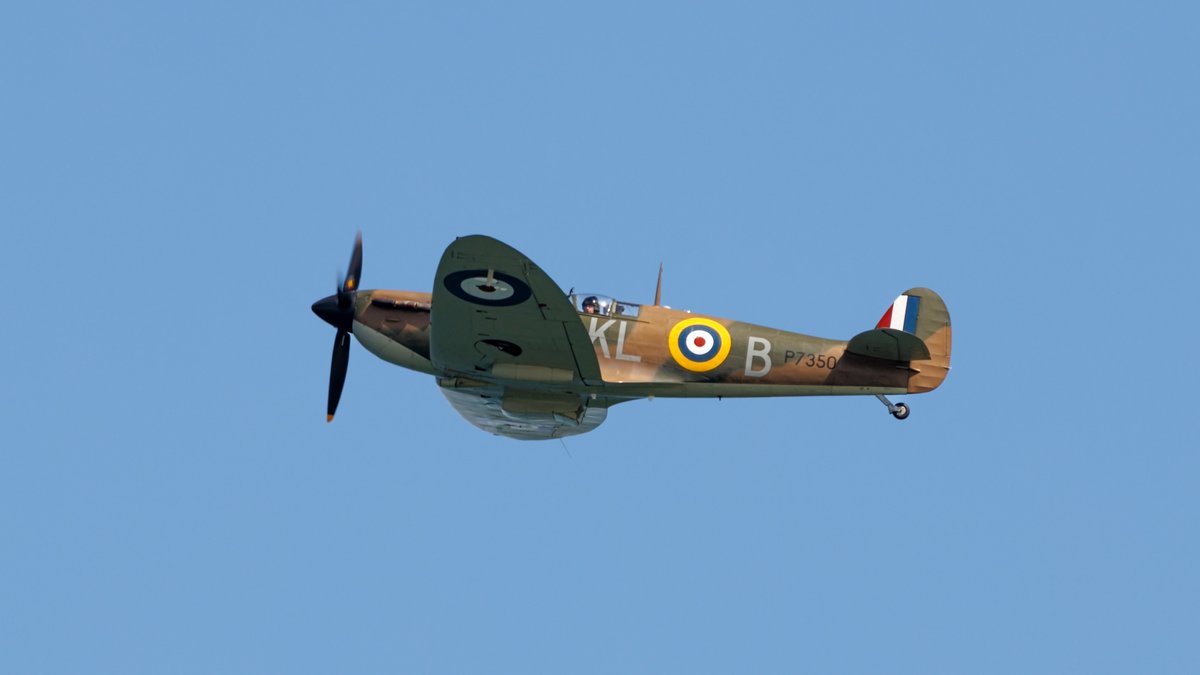 mark_hume's tweet image. The most beautiful warplane ever made (and best sounding with those Rolls Royce Merlin engines)?#Spitfire