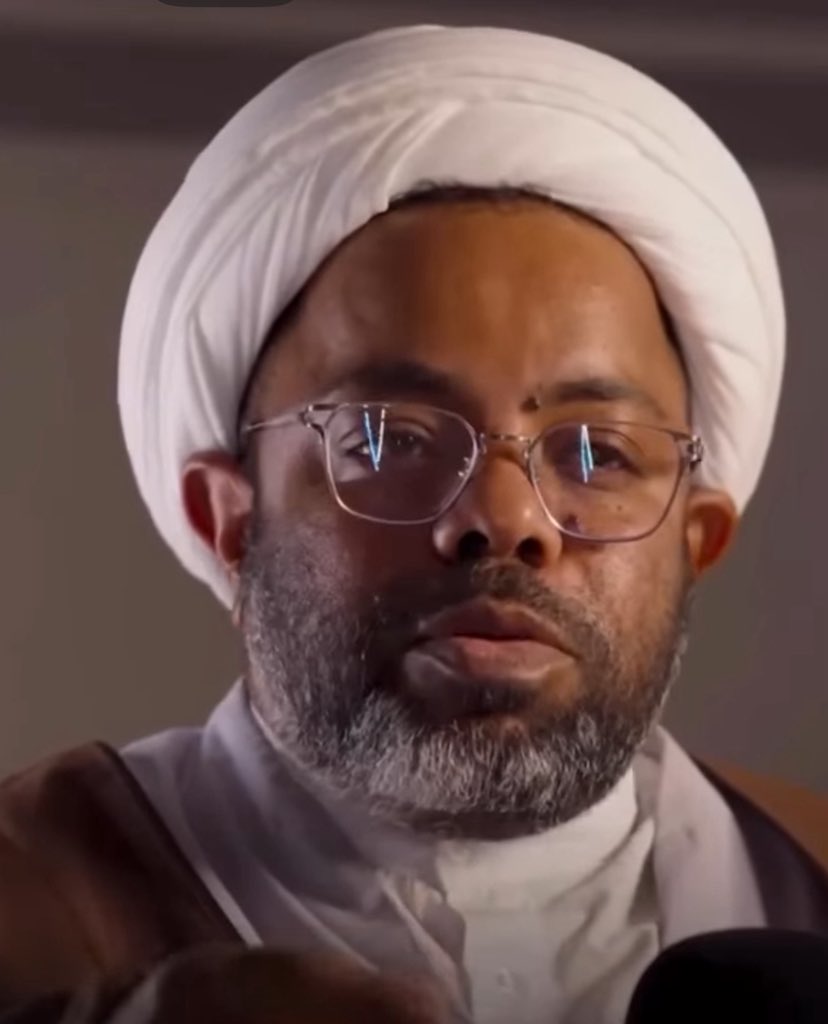 لا تحصر  بياض الوجه في لون بشرة  👇🏻👇🏻👇🏻

♦️ بياض الوجه ليس لونا يرى بل مبدأ يعاش

♦️ بياض الوجه أن تقول كلمة الحق في وجه الظالم لا أن تهمس بها في الخفاء

♦️ بياض الوجه أن تكون مع الحق حتى حين يكلفك أغلى ما تملك

♦️ بياض الوجه أن تفضح الباطل لا أن تتواطأ معه بالصمت

♦️ بياض الوجه