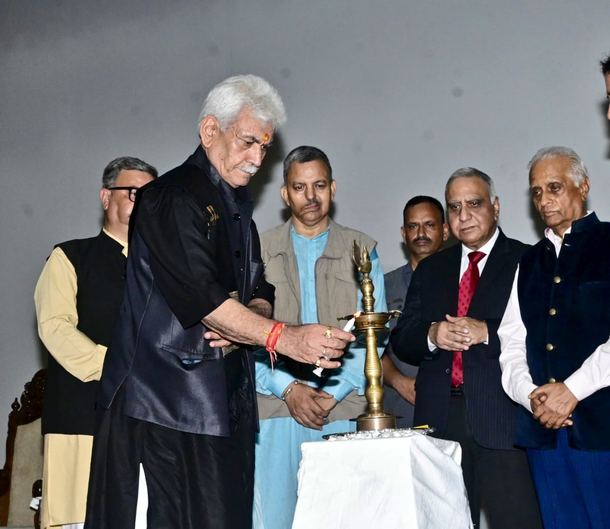 OfficeOfLGJandK's tweet image. Delighted to launch a monograph &apos;Indus Water Treaty-Mirroring the Facts&apos; authored by Sh Sant Kumar Sharma at Jammu today. This thoughtful &amp;amp; timely monograph offers interesting insights on IWT with Pakistan &amp;amp; Hon&apos;ble PM Sh Narendra Modi ji&apos;s decisive move to terminate the treaty.