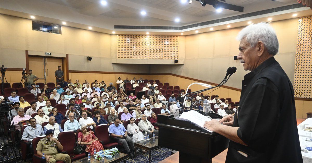 OfficeOfLGJandK's tweet image. Delighted to launch a monograph &apos;Indus Water Treaty-Mirroring the Facts&apos; authored by Sh Sant Kumar Sharma at Jammu today. This thoughtful &amp;amp; timely monograph offers interesting insights on IWT with Pakistan &amp;amp; Hon&apos;ble PM Sh Narendra Modi ji&apos;s decisive move to terminate the treaty.