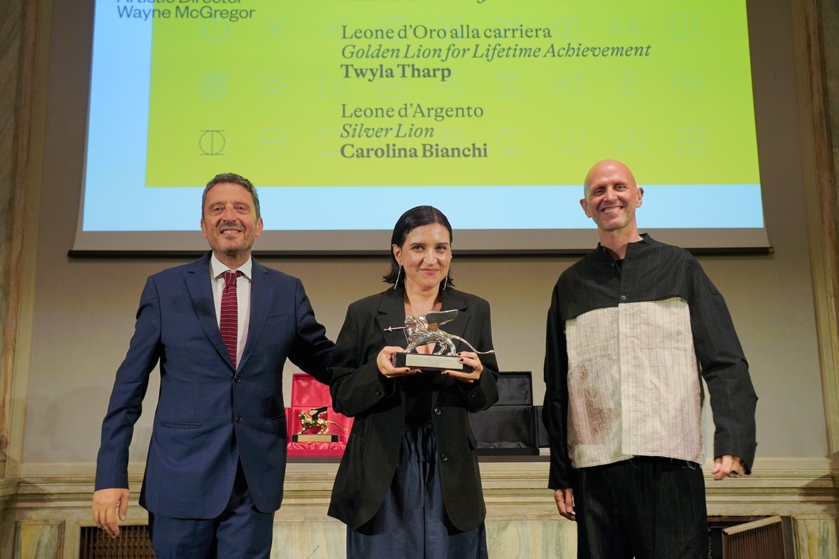 #BiennaleDanza2025 #CarolinaBianchi: “Questo #LeoneDArgento riconosce la confusione come prospettiva, riconosce che la nostra sessualità è questione complessa e disorganizzata, questo premio riconosce il corpo come strumento per indagare il tempo e la memoria (o la sua