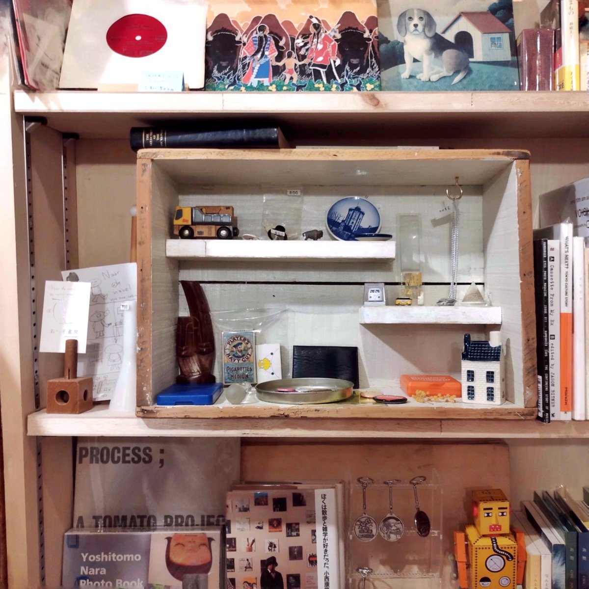 昨日25日までとお伝えした山本ムーグさんの『Naar de nsvel』ですが、26日土曜日のお昼すぎからしばらくお店に居てくださることになったため、26日土曜日を最終日といたします。直接お話ししたい方など、ぜひいらしてください。