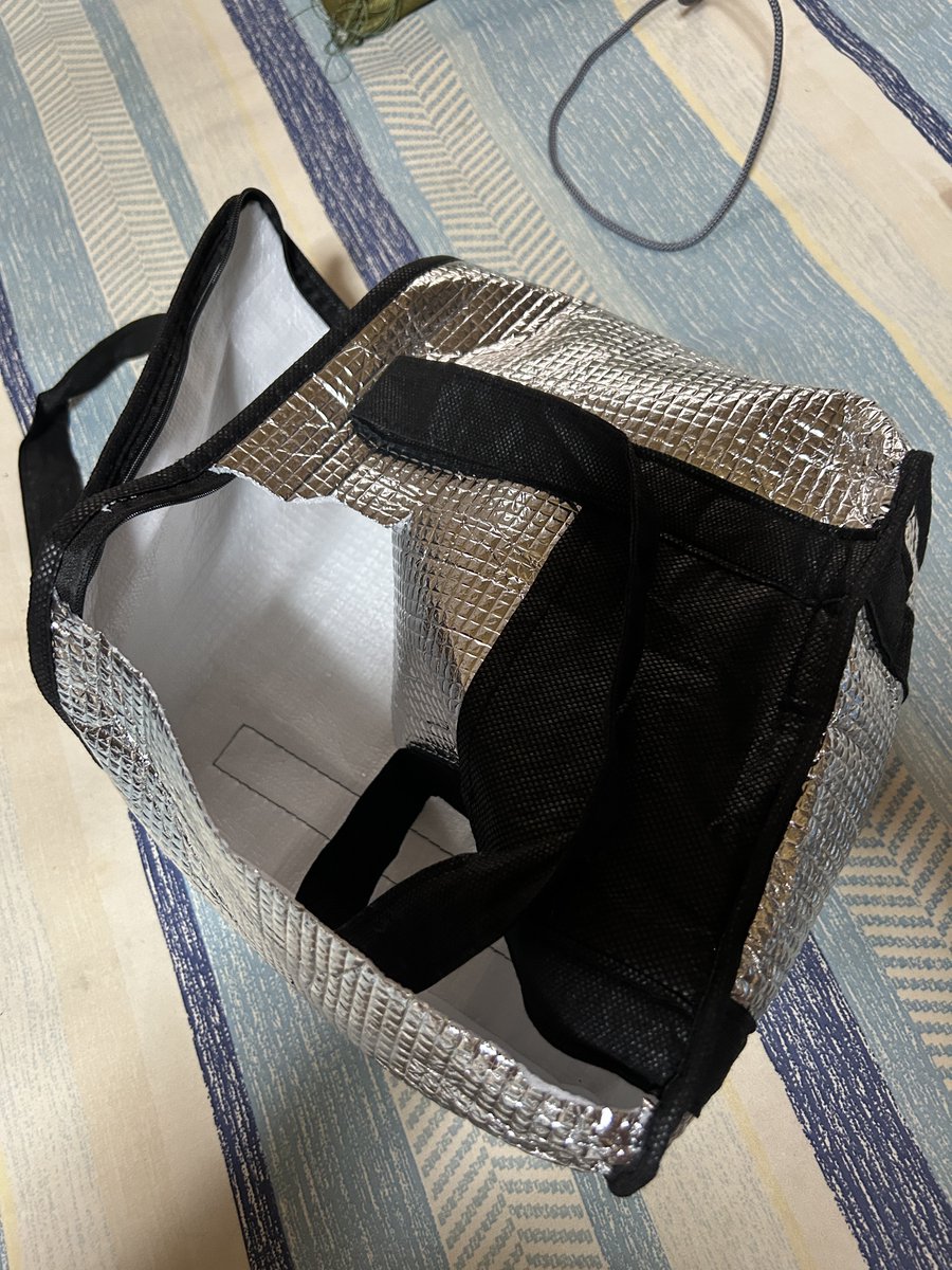 今夜はビール🍺と塩焼きソバ

某セ○アで買った110円の保冷バック、ペットボトル5本入れたら使用1時間で破けました😆やっぱ安物はダメだねー