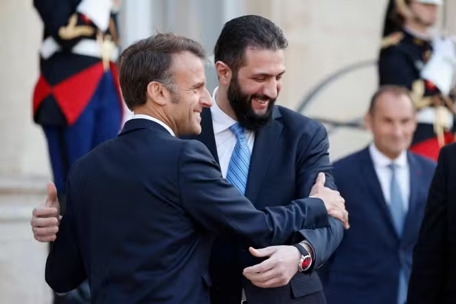 Ellynismos's tweet image. Syrie
6 fondamentaux à connaître sur Ahmed al-Sharaa :
📌 Fondateur du Front al-Nosra, branche officielle d'al Qaeda, devenue ensuite HTS
📌 Fondateur de la branche syrienne de l'État islamique/Daech
📌 Chef du commanditaire du meurtre de Samuel Paty (Faruq Shami, jamais…