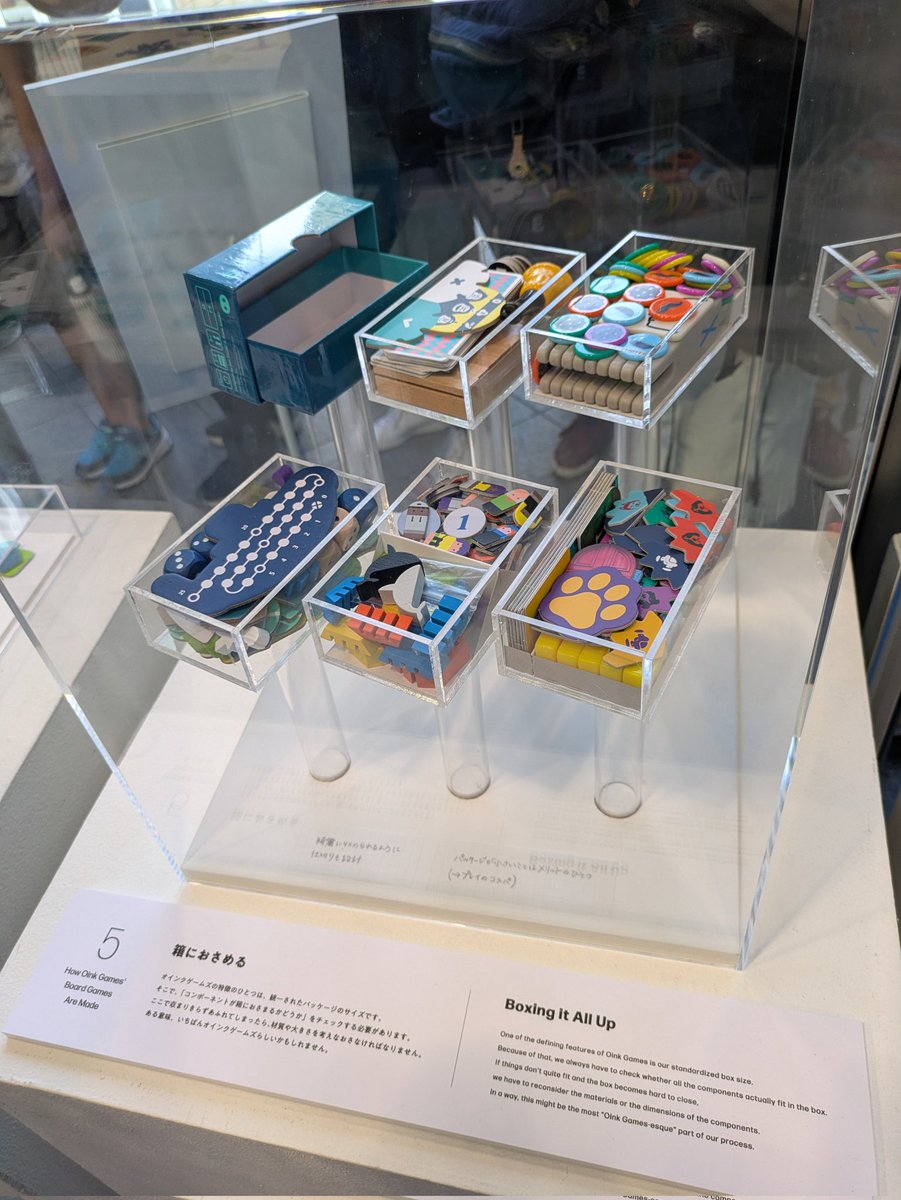 qon40416144's tweet image. オインクゲームズのボードゲーム15年展。大盛況で朝イチで行ったら結構並んでて入るまでに30分くらいかかりました。記念本「Oink Games 2010-2025」が想像とは違い、字がみっちり熱量が伝わってくる内容で、お値段したけど買わざるをえなかった。ちょっと覗くつもりがなかなかの出費に、、、