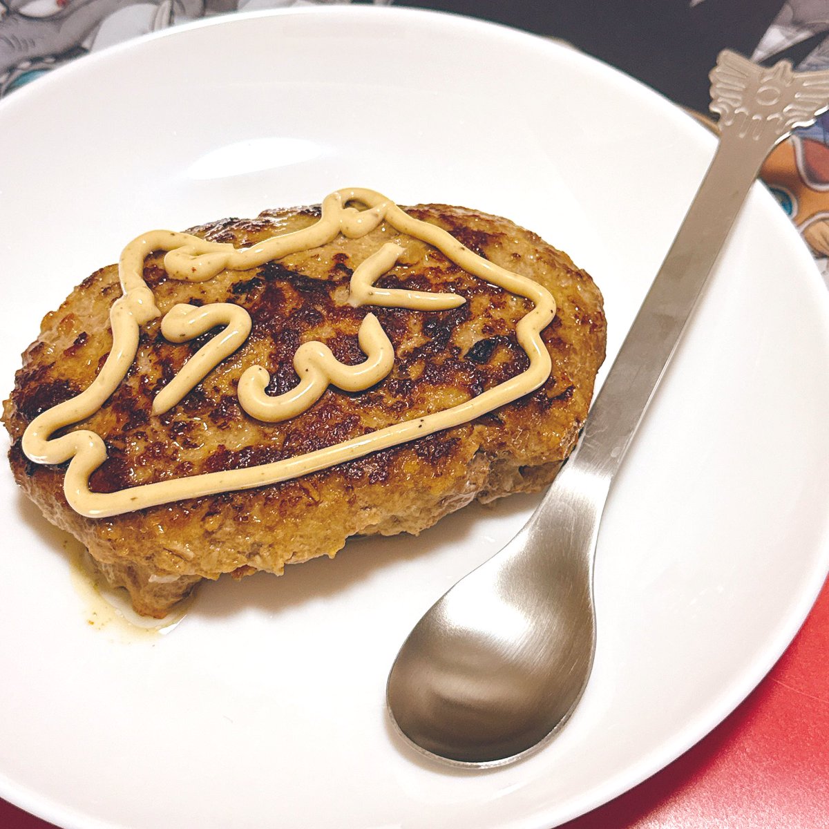 ハンバーグ焼いたよ〜！🍳

助手くんのお顔描いたよ(ᐡ •͈ ·̫ •͈ ᐡ)
いざ食べるぞ！って開けたら生焼けだったのでチン💡しました

なんで〜〜(ᐡ •̥ ̫ •̥ ᐡ)