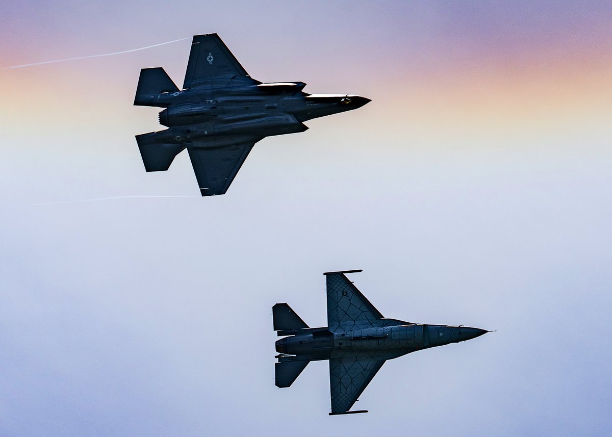 AirPowerNEW1's tweet image. With 830+ aircraft in inventory, the F-16 currently comprises about 40% of the USAF fighter fleet. By the end of 2027, the USAF expects this number to fall to 755 comprising of 151 &apos;Pre-Block&apos; and 604 &apos;Post-Block&apos; #F16&apos;s with an average age exceeding 32 years. By 2030, the #F35A…