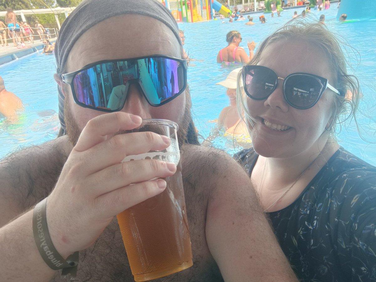 Lads, this pool has a bar in it. Like in the pool itself.