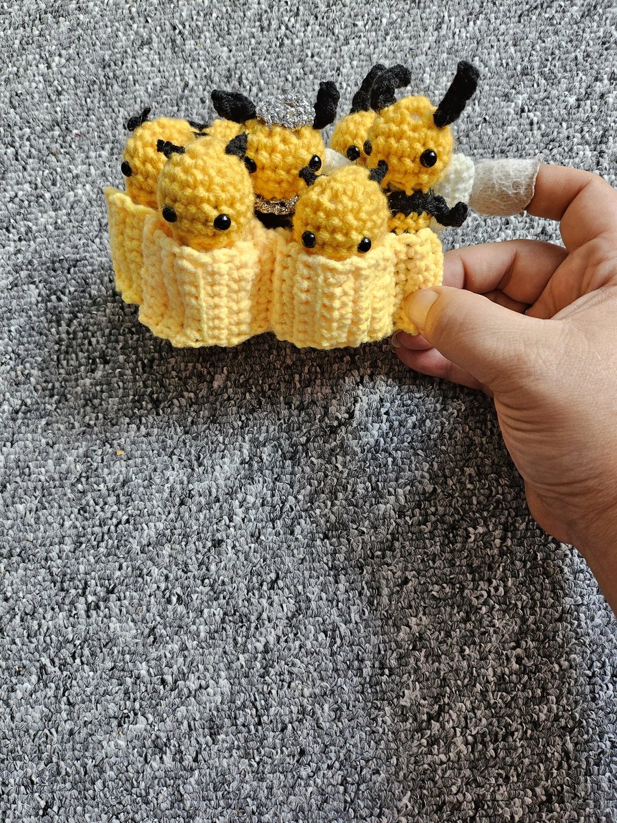 eule1712's tweet image. Kurz bevor ich mir in den Finger geschnitten habe, hatte ich die Bienen Familie gehäkelt. Sie musste nur noch zusammen genäht werden. Ich hab es irgendwie geschafft 🥰