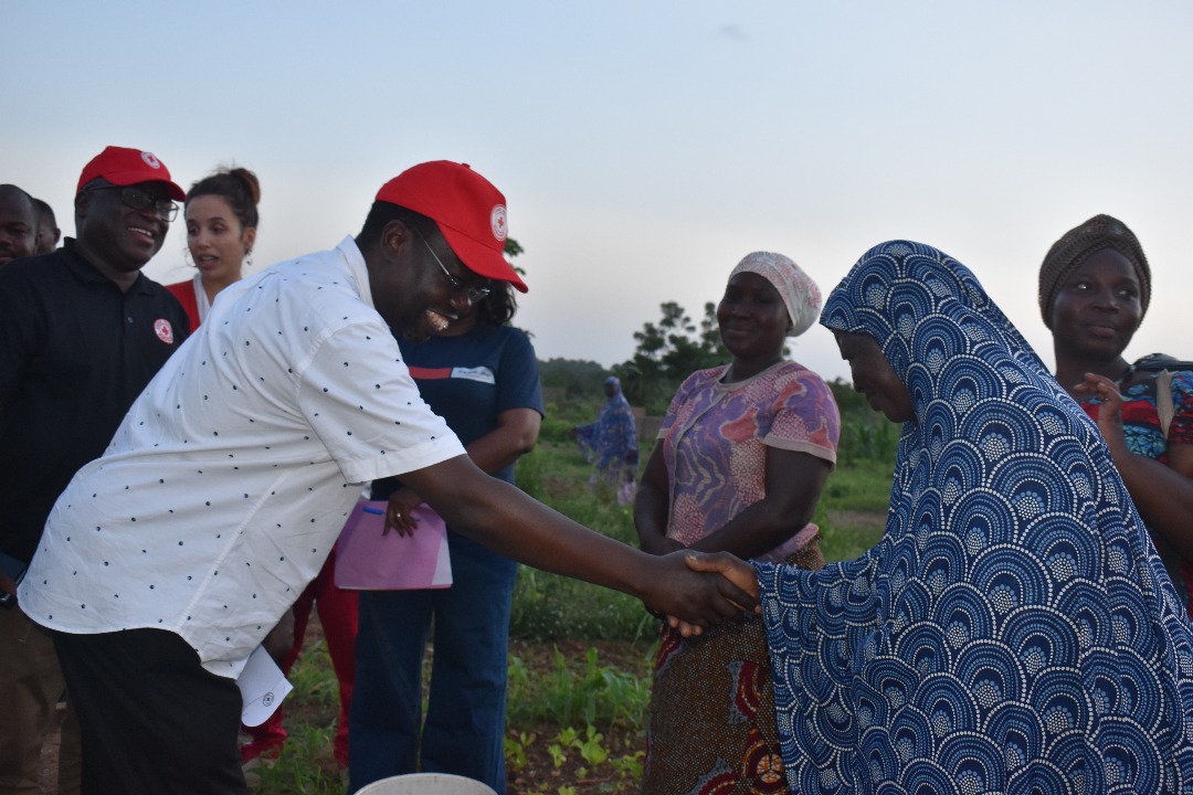 Notre Directeur régional @Charlesbusinge1 a achevé sa visite au #BurkinaFaso, un pays confronté à de nombreux défis humanitaires : chocs climatiques, conflit, déplacements de population et insécurité alimentaire.

Il a rencontré le leadership, le personnel et les volontaires de