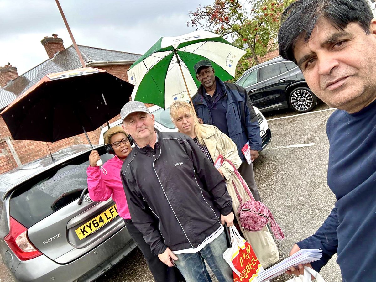 PauletteHamilto's tweet image. Come rain or shine, it’s been brilliant speaking to residents in Kingstanding with dedicated local champions Paul Lilly and @Anita_Ward54.
This #NationalCampaignWeekend, @UKLabour’s message is clear; we’re investing in skills and jobs in every part of the country. 🌹