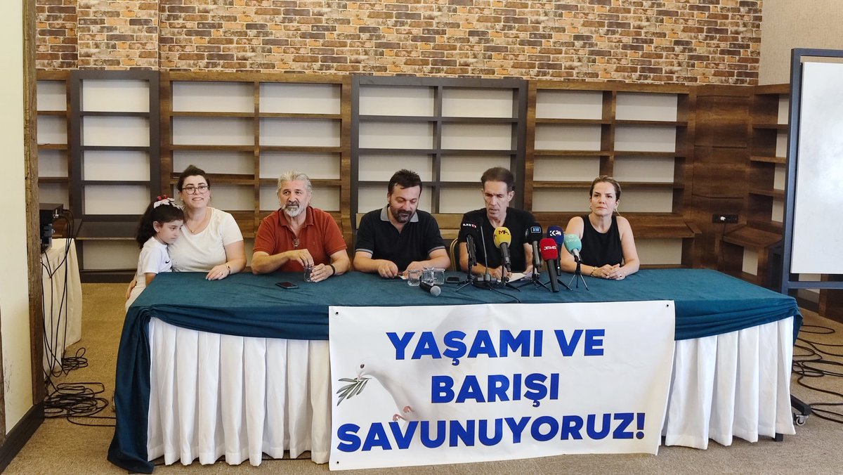 DFGDernegi's tweet image. 📌YAŞAMI VE BARIŞI SAVUNUYORUZ!
Aralarında derneğimizinde olduğu 17 ilden 269 Sivil Toplum Kurum'unun barış sürecine dair ortak açıklamasıdır;
Kürt Sorununun çözümsüzlüğüyle 40 yılı aşkın süredir devam eden çatışmalı ortam; onbinlerce can kaybına, milyonlarca insanın yerinden…