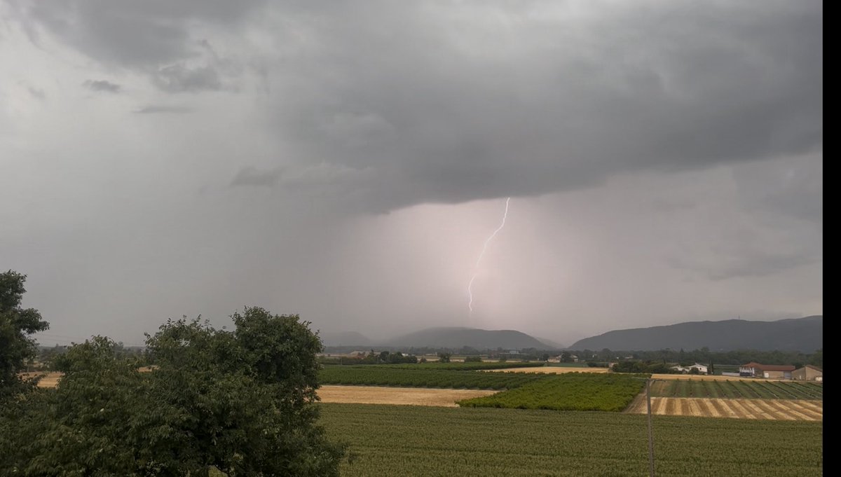 ⚡️Petit orage matinal bien sympathique dans la Drôme ce samedi matin avec une activité faible, quelques pluies et surtout une baisse appréciable des températures.
#meteo #orage 
<a href="/meteociel/">Meteociel</a> <a href="/ExtremeMeteo/">Extrême Météo</a>