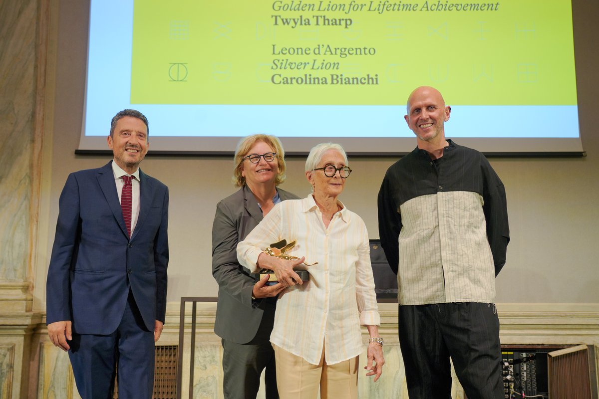 #BiennaleDanza2025 #TwylaTharp: “Questo #LeoneDOro è pesante. Richiede presenza, gravitas: non è diverso dalla danza. Il mio essere qui con voi oggi non ha grandi misteri. Si tratta semplicemente di lavoro: un passo dopo l’altro, giorno dopo giorno. Si lavora per ore e la danza
