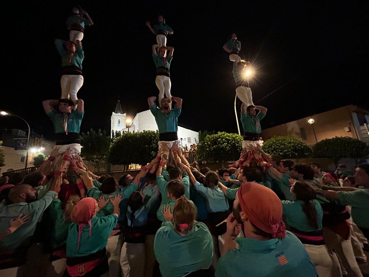 CC Sant Pere i Sant Pau (@ccspisp) on Twitter photo 💚 Ahir als Garidells vam fer el 2d7, 4d7, 5d7 i ens vam acomiadar amb tres pd4!
🫂 Gràcies a <a href="/xiquetsvs/">Xiquets de Vila-seca</a> per l’ajuda a pinyes, ens veiem aviat!
#castells #castellers #castelleres 💚 Ahir als Garidells vam fer el 2d7, 4d7, 5d7 i ens vam acomiadar amb tres pd4!
🫂 Gràcies a <a href="/xiquetsvs/">Xiquets de Vila-seca</a> per l’ajuda a pinyes, ens veiem aviat!
#castells #castellers #castelleres