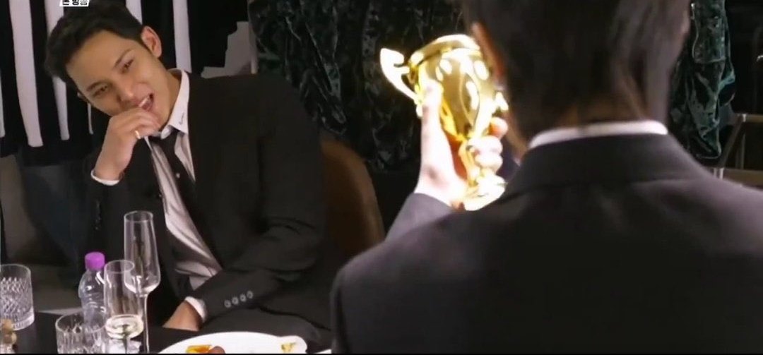 ?: 야 갑자기 기분이 왜 이러냐 막... 막 설레고
? : 저걸 봐
↓