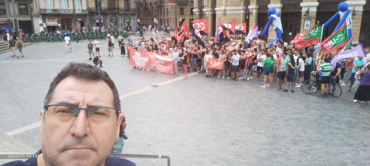 El sindicalismo no es delito.
Hoy en #Bilbao <a href="/UnaiSordo/">Unai Sordo</a> <a href="/santimar77/">Santi Martínez</a> <a href="/CCOO/">COMISIONES OBRERAS</a> <a href="/CCOOHabitat_EU/">CCOO del Hábitat de Euskadi</a> <a href="/CCOOeuskadi/">CCOO de Euskadi</a> <a href="/CCOO_Habitat/">CCOO del Hábitat</a> 
<a href="/6delaSuiza/">6 de la Suiza</a>