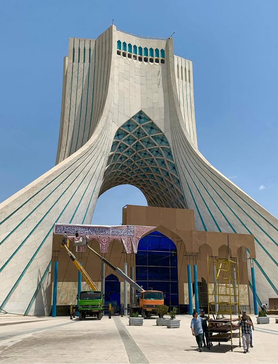 allahbakhshii's tweet image. جمهوری اسلامی حالا به جان #برج_آزادی افتاده؛ نماد هویت مدرن ایران را با ساختوساز مذهبی مخدوش کرده.
این تعرض به یک اثر ثبتشدهی ملی نیست، تعرض به حافظهی جمعی ماست.
ج.ا برای بقا، دارد ایران را قطعهقطعه از بین میبرد.