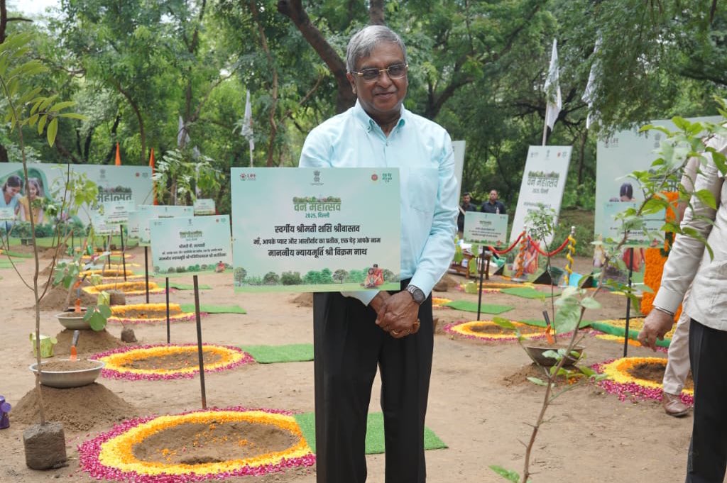 mssirsa's tweet image. सर्वोच्च न्यायालय के माननीय न्यायाधीशों की गरिमामयी उपस्थित में आज वन महोत्सव का कार्यक्रम संपन्न हुआ।

कार्यक्रम में  चीफ जस्टिस ऑफ इंडिया, माननीय जस्टिस भूषण रामकृष्ण गंवई जी, जस्टिस सूर्यकांत शर्मा जी, जस्टिस विक्रमनाथ जी, जस्टिस एम.एम. सुंदरेश जी, जस्टिस पी. श्री. नरसिम्हा…