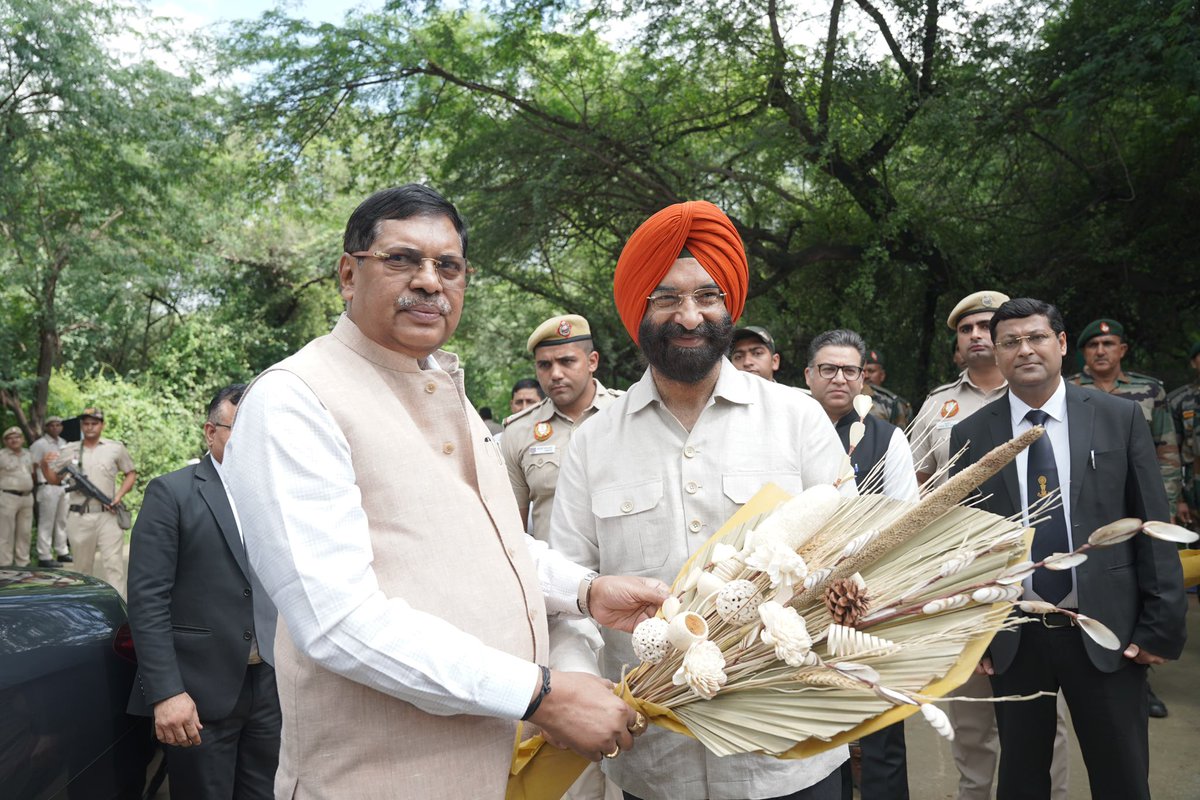 mssirsa's tweet image. सर्वोच्च न्यायालय के माननीय न्यायाधीशों की गरिमामयी उपस्थित में आज वन महोत्सव का कार्यक्रम संपन्न हुआ।

कार्यक्रम में  चीफ जस्टिस ऑफ इंडिया, माननीय जस्टिस भूषण रामकृष्ण गंवई जी, जस्टिस सूर्यकांत शर्मा जी, जस्टिस विक्रमनाथ जी, जस्टिस एम.एम. सुंदरेश जी, जस्टिस पी. श्री. नरसिम्हा…