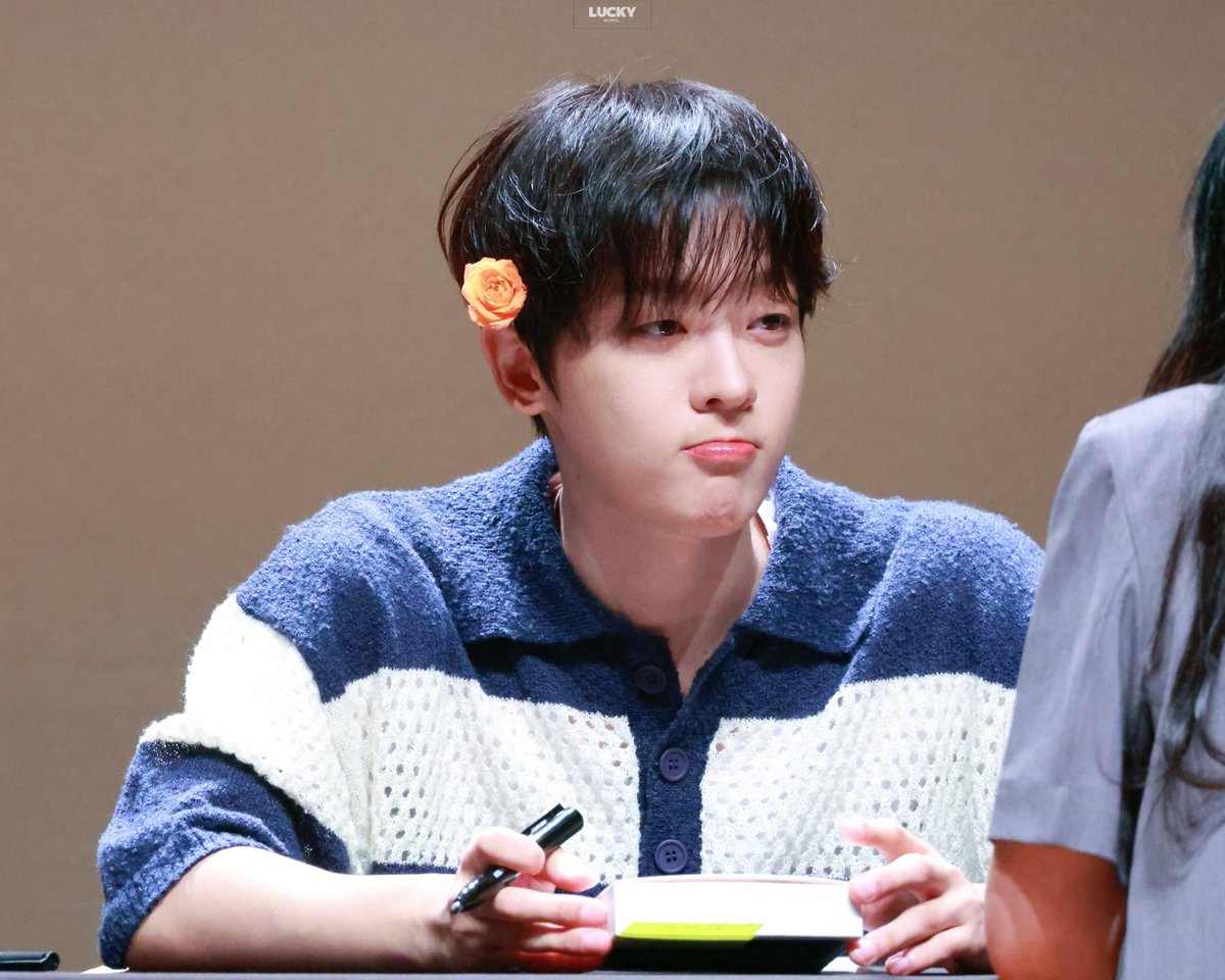 L1II1L_'s tweet photo. 💙 250719 프롬 팬싸인회

🏵🌼

#이태빈 #LEETAEVIN https://t.co/SC8gZF8z8J