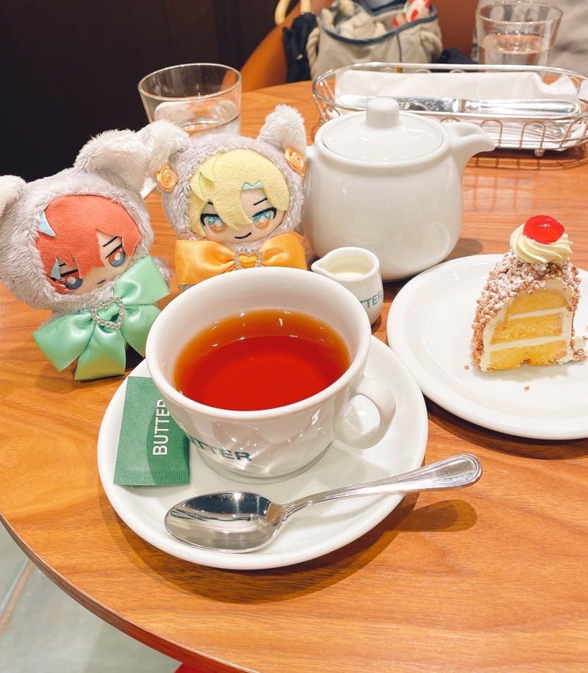 Asanoha0377's tweet image. ぬい達の個性
👔は絶対にカメラ見ないし虚空見つめがち
🥂は食べ物見てたりカメラ見てくれたりする