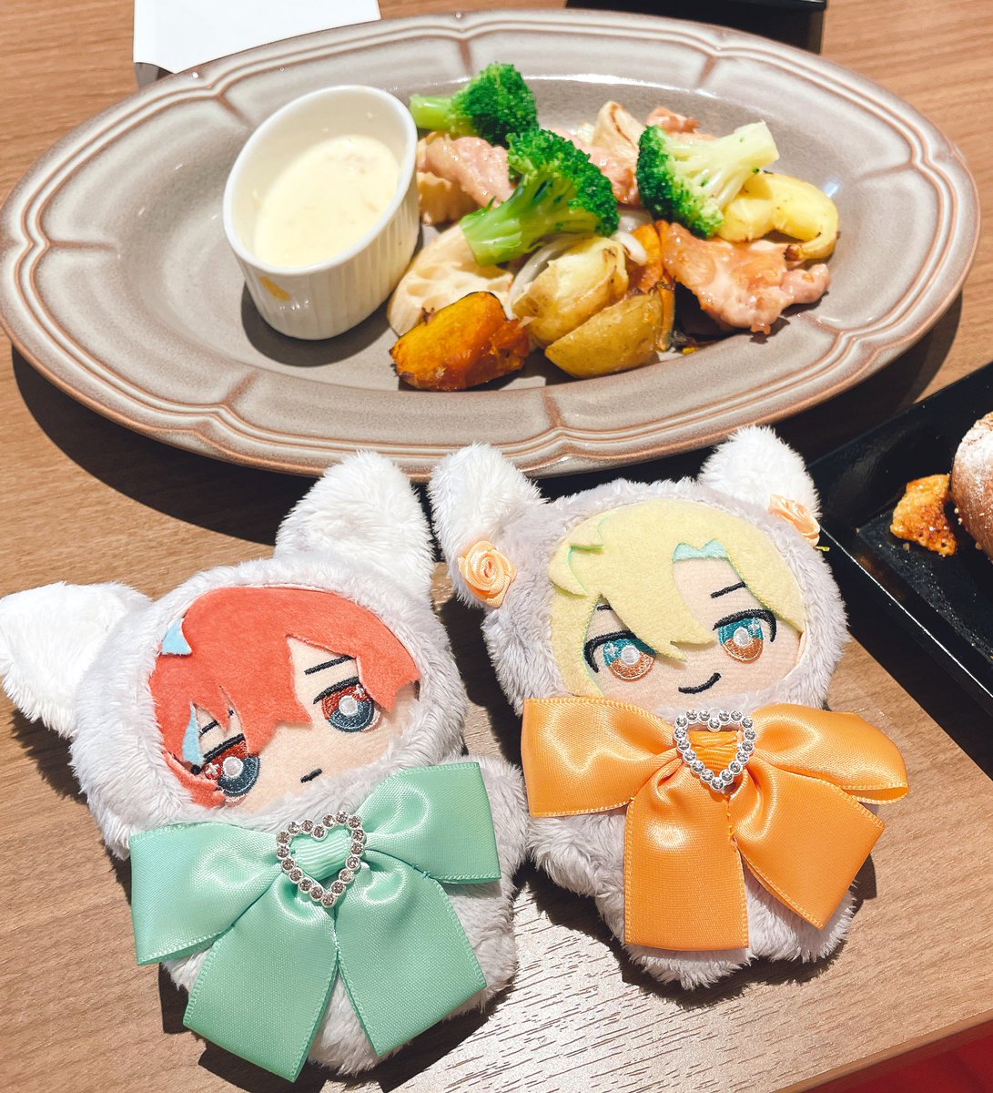 Asanoha0377's tweet image. ぬい達の個性
👔は絶対にカメラ見ないし虚空見つめがち
🥂は食べ物見てたりカメラ見てくれたりする