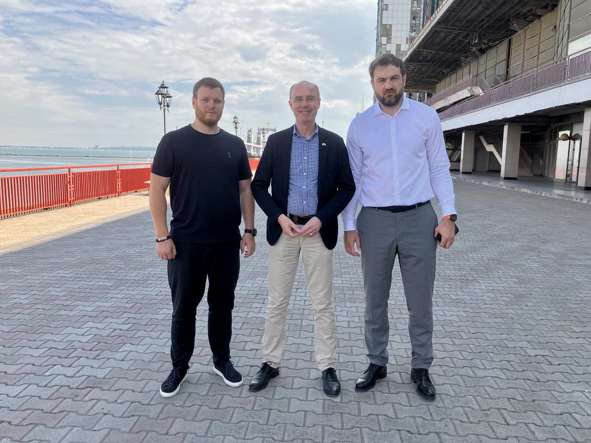KBurgerDirven's tweet image. Bezoek aan de haven van Odesa🇺🇦 en het haventerrein. Ondanks bombardementen draagt Ukrainian Sea Ports Authority bij aan de export van 🇺🇦graan.
Het Hotel Odesa (vml Kempinski) op de Pier is verwoest. De schade aan havenfaciliteiten heb ik niet gefotografeerd ivm protocol.