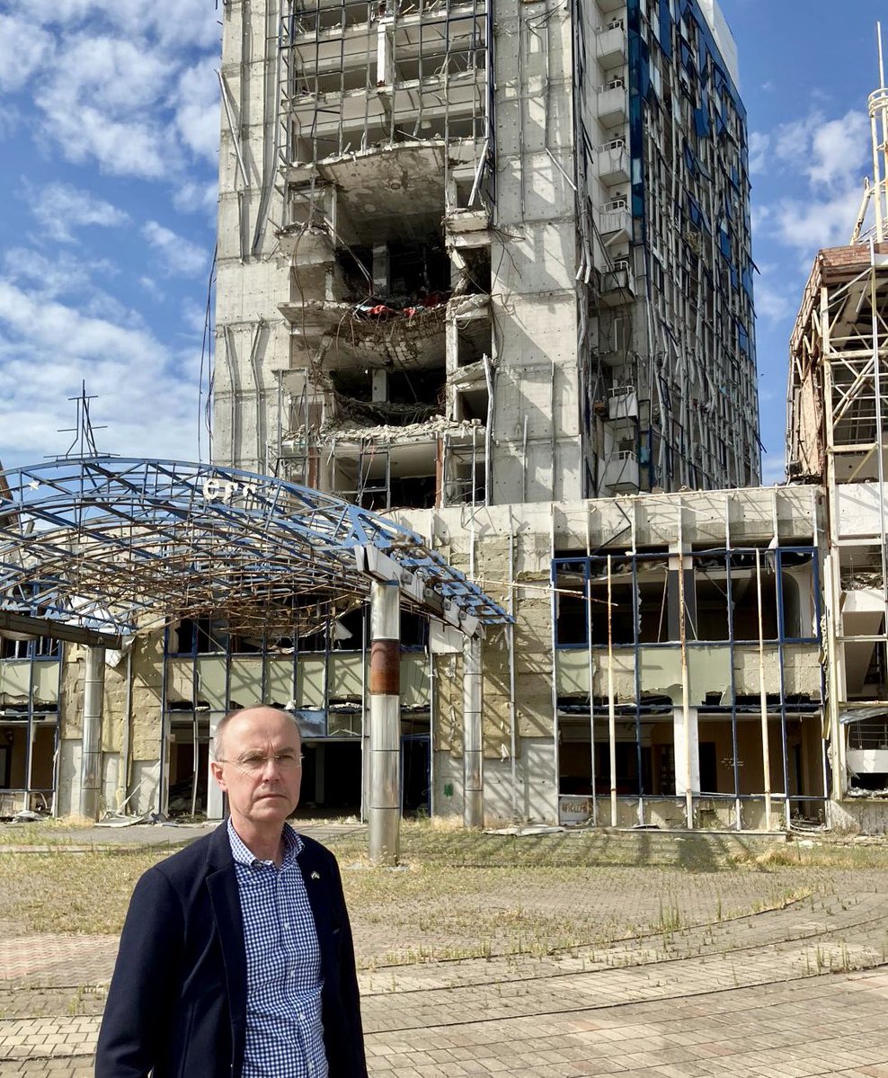 KBurgerDirven's tweet image. Bezoek aan de haven van Odesa🇺🇦 en het haventerrein. Ondanks bombardementen draagt Ukrainian Sea Ports Authority bij aan de export van 🇺🇦graan.
Het Hotel Odesa (vml Kempinski) op de Pier is verwoest. De schade aan havenfaciliteiten heb ik niet gefotografeerd ivm protocol.