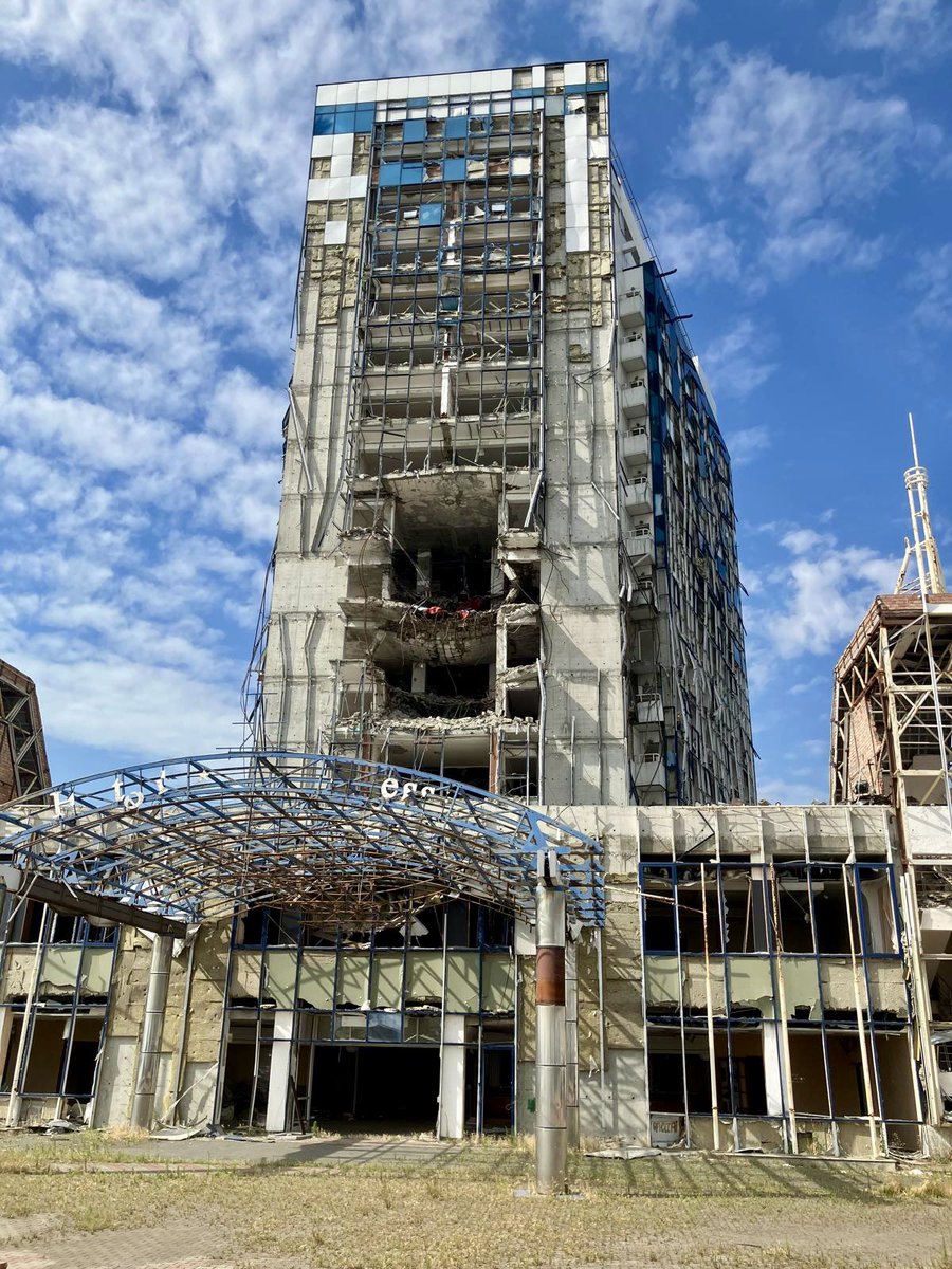 KBurgerDirven's tweet image. Bezoek aan de haven van Odesa🇺🇦 en het haventerrein. Ondanks bombardementen draagt Ukrainian Sea Ports Authority bij aan de export van 🇺🇦graan.
Het Hotel Odesa (vml Kempinski) op de Pier is verwoest. De schade aan havenfaciliteiten heb ik niet gefotografeerd ivm protocol.