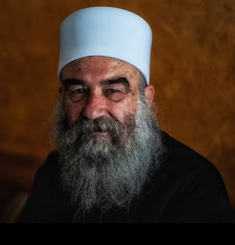 Bu tip Müslümanları karalamak için karikatürize edilen tipti.
Şimdi bakıyorum  da lâikçiler âşık bu tipe!
Mesele başka mesele tabii...
İslâm'a karşıt olan herkese âşıklar kendiler😎😎