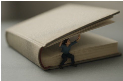 Histoire à partager:
"On m'a doucement poussée vers la sortie. Avec le sourire, bien sûr."
Je bosse dans le public.
Enfin... je bossais.
Je pensais qu'ici, on était protégés.
Que quand on donnait tout pendant des années, on finissait pas au bord du chemin.
Spoiler : si.
Un jour,