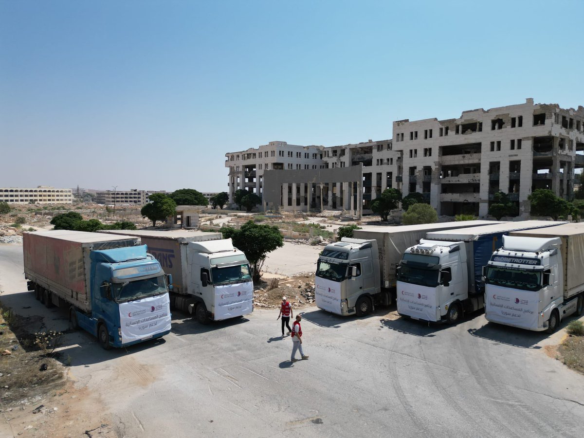 QatarEmb_Syria's tweet image. في إطار الجهود الإنسانية قامت سفارة دولة قطر في دمشق بالتنسيق مع الهلال الأحمر القطري وبالتعاون مع الهلال الأحمر السوري بإرسال مساعدات غذائية الى درعا استجابة لأزمة النزوح من محافظة السويداء.
وتم ارسال سبع شاحنات تحمل 3,600 سلة غذائية إلى محافظة درعا.
ويؤكد الهلال الأحمر…