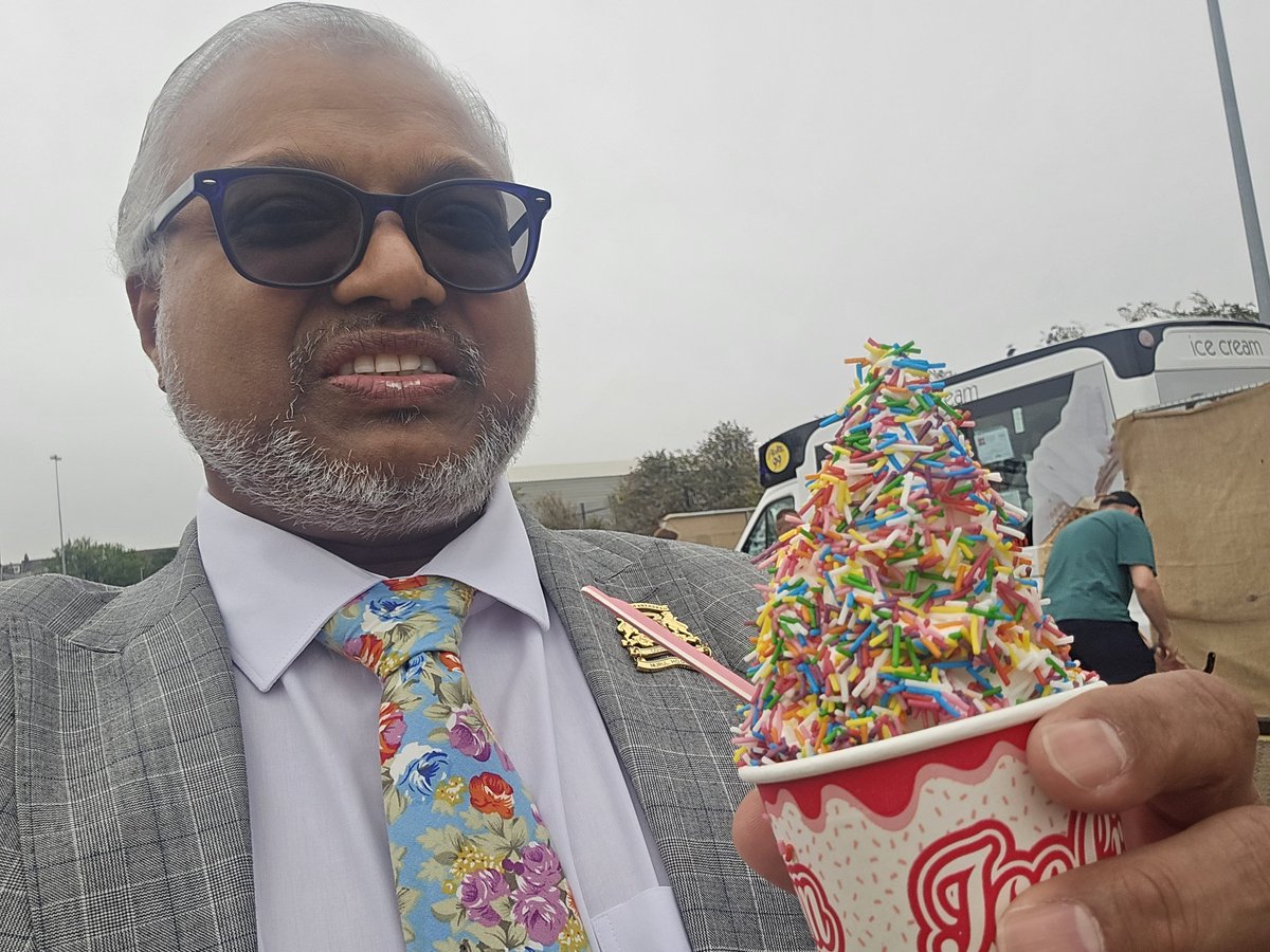 NurulHoqueAli1's tweet image. At last......I found an ice cream that matches my tie..😂😎
This is why I love the Deen...
❤️❤️❤️😎