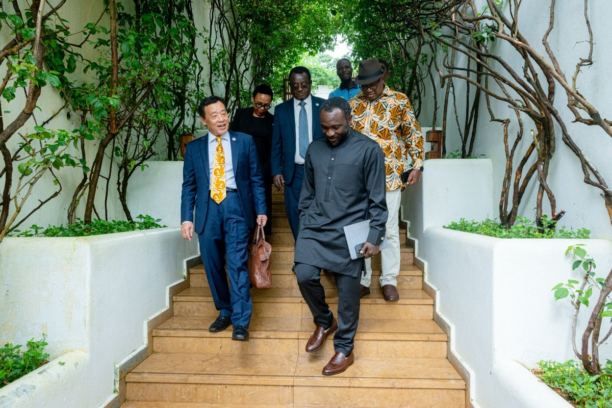 Excited to see <a href="/FAODG/">FAO Director-General QU Dongyu</a> Qu Dongyu visit #SierraLeone 🇸🇱 &amp; engage with Minister of Agri <a href="/hmkpaka/">Henry Musa Kpaka</a>. Strengthening partnerships &amp; support for #foodsecurity &amp; sustainable agriculture in the country 🇸🇱