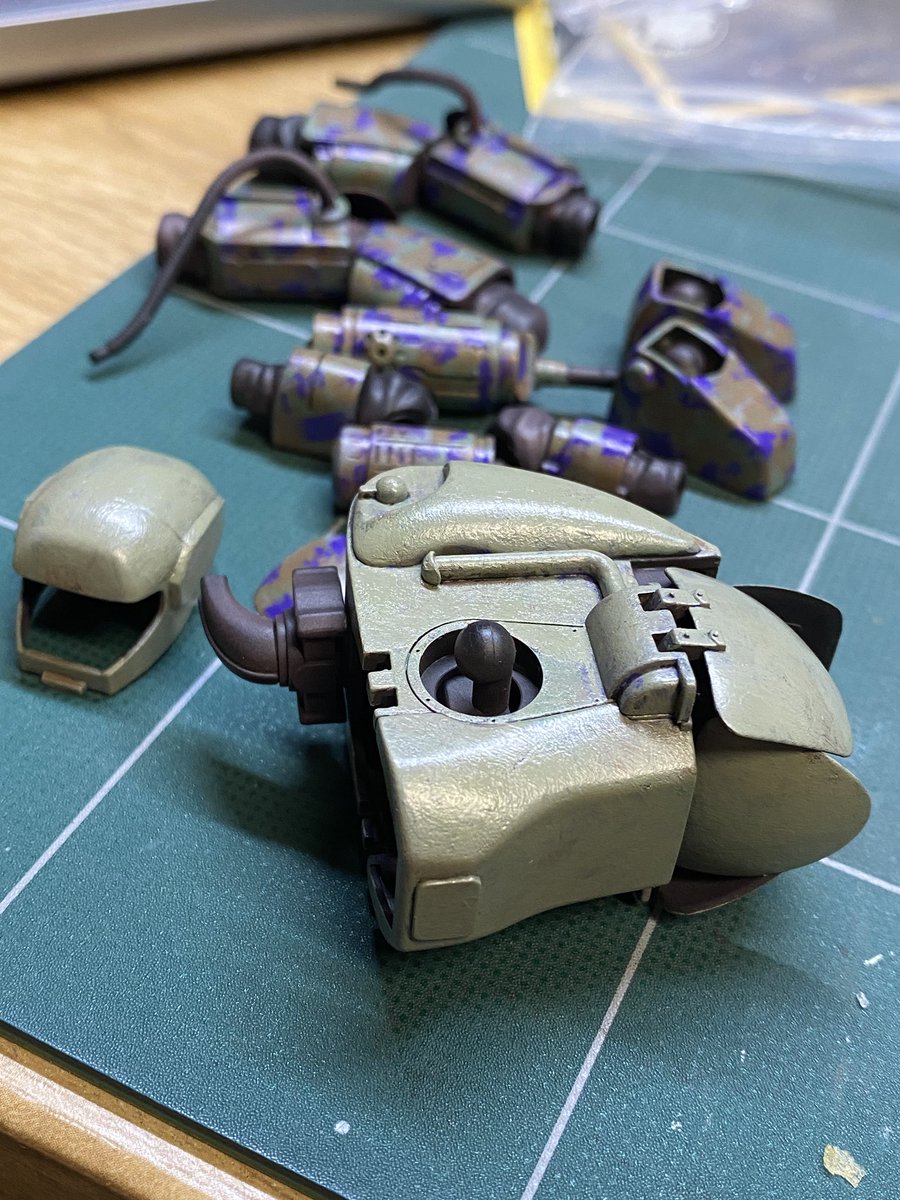 cubicroom0721's tweet image. #ジェリー制作
#AFSmk1制作
#AFSmk2制作
AFS2機の本塗装進行中。
今回は迷彩なしの単色で仕上げるのですが、使用したのはクレオス60 RLM02グレー。シナイグレー01と02の中間ぐらいの濃さです。SF3Dぽい雰囲気になれば良いのですが…。