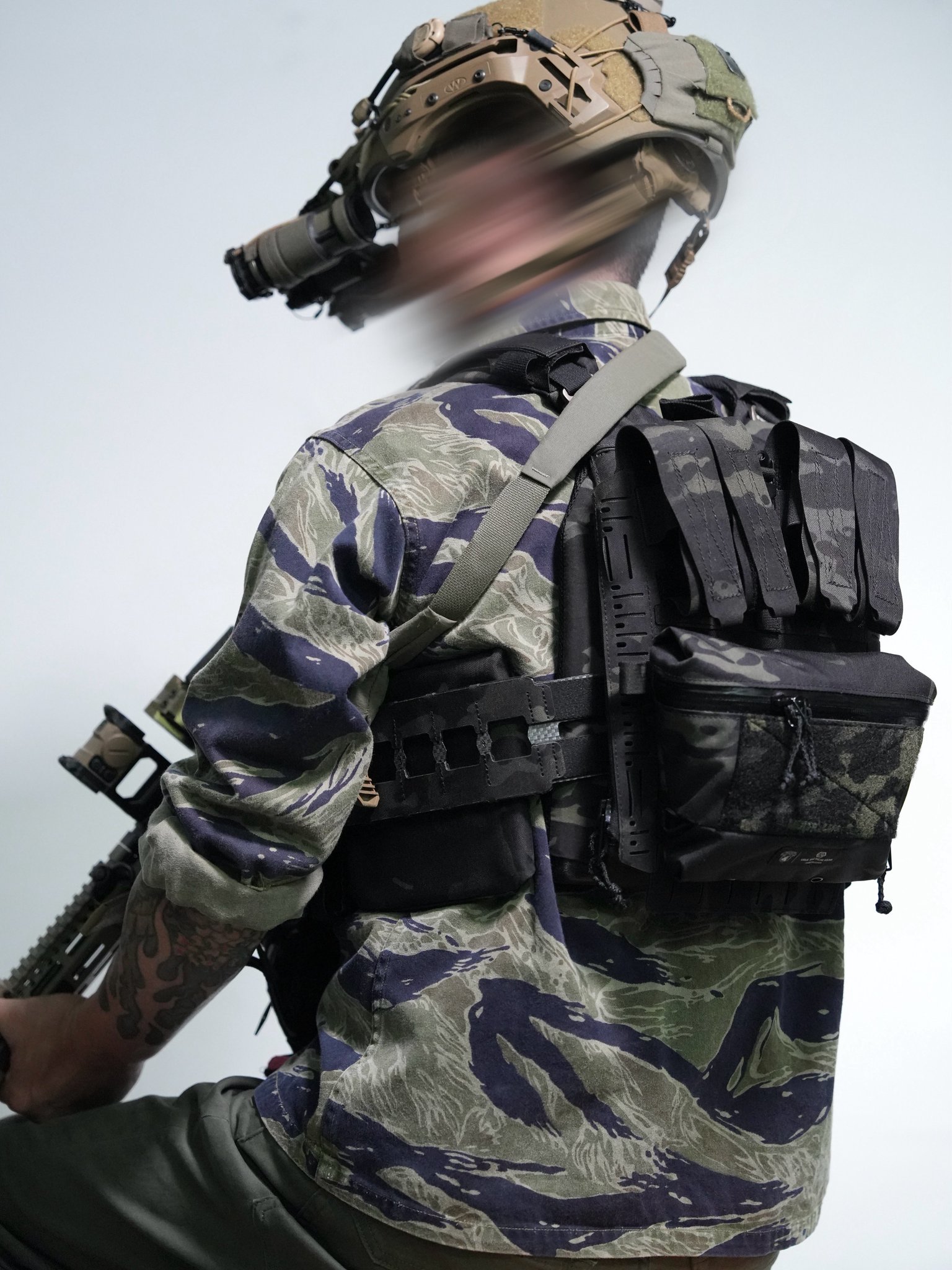 VOLK TACTICAL GEAR × NALU スモールウォレット カモフラ VOLK TACTICAL GEAR on X: 