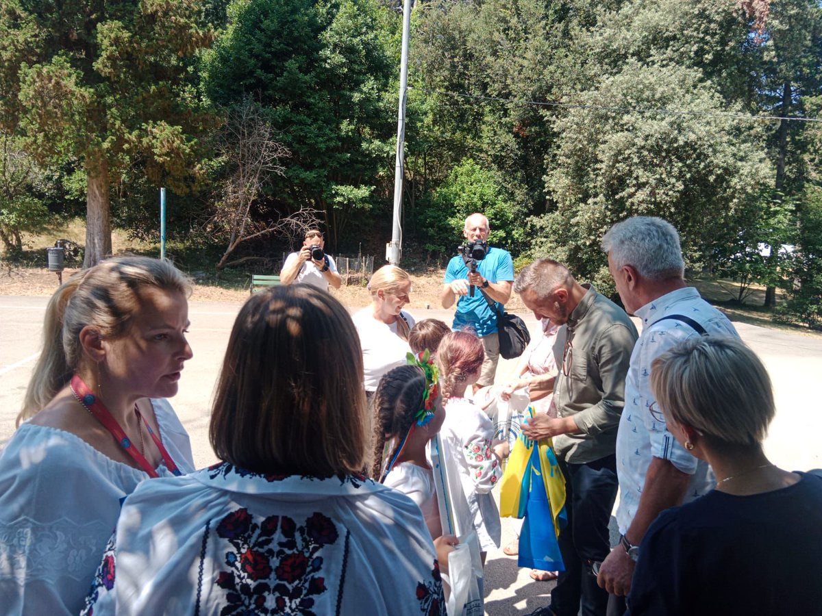 VladaRH's tweet image. Djeca iz #Ukraine i ovo ljeto borave u Hrvatskoj na psihosocijalnoj edukaciji u sklopu projekta "Sigurniji zajedno". Do sada je, kroz program koji sufinancira @mrms_RH sa 70 tisuća €, prošlo 130 djece, a do kraja ljeta planiran je dolazak njih još 70. 🇭🇷🇺🇦