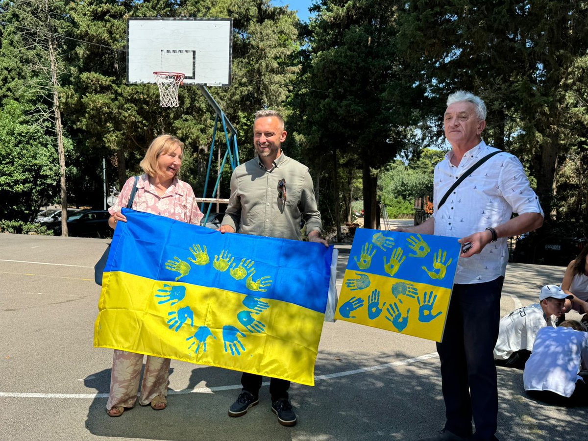 VladaRH's tweet image. Djeca iz #Ukraine i ovo ljeto borave u Hrvatskoj na psihosocijalnoj edukaciji u sklopu projekta "Sigurniji zajedno". Do sada je, kroz program koji sufinancira @mrms_RH sa 70 tisuća €, prošlo 130 djece, a do kraja ljeta planiran je dolazak njih još 70. 🇭🇷🇺🇦