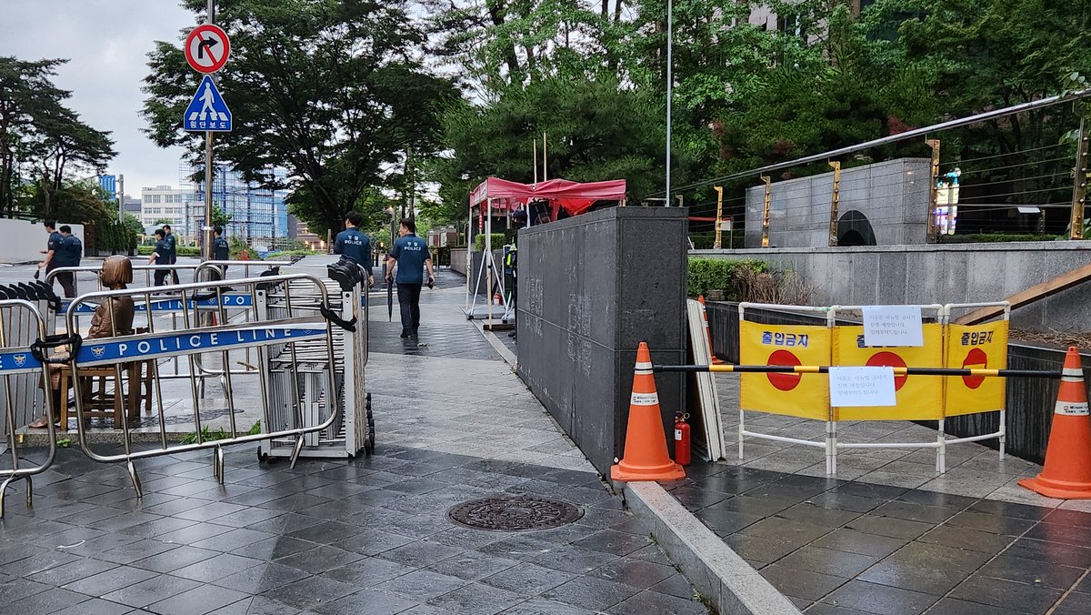 Byungheonkim2's tweet image. 10年間、日本大使館前の少女像周辺を占拠し、反日扇動をしていた反日行動が7月19日午後に自ら撤収しました。 来週水曜日(23日)の集会は少女像の前で行います。