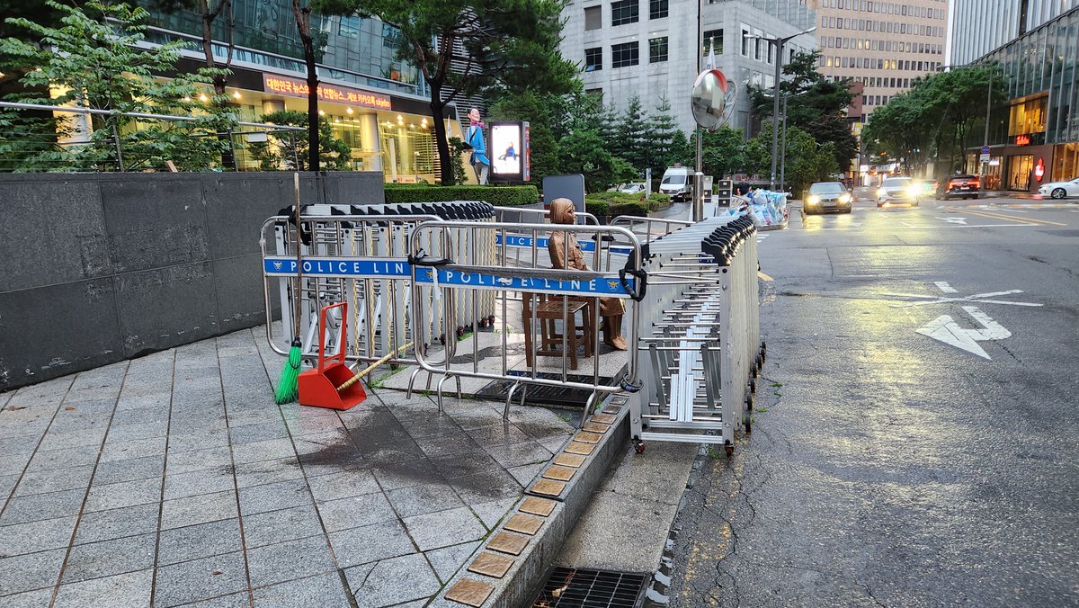Byungheonkim2's tweet image. 10年間、日本大使館前の少女像周辺を占拠し、反日扇動をしていた反日行動が7月19日午後に自ら撤収しました。 来週水曜日(23日)の集会は少女像の前で行います。