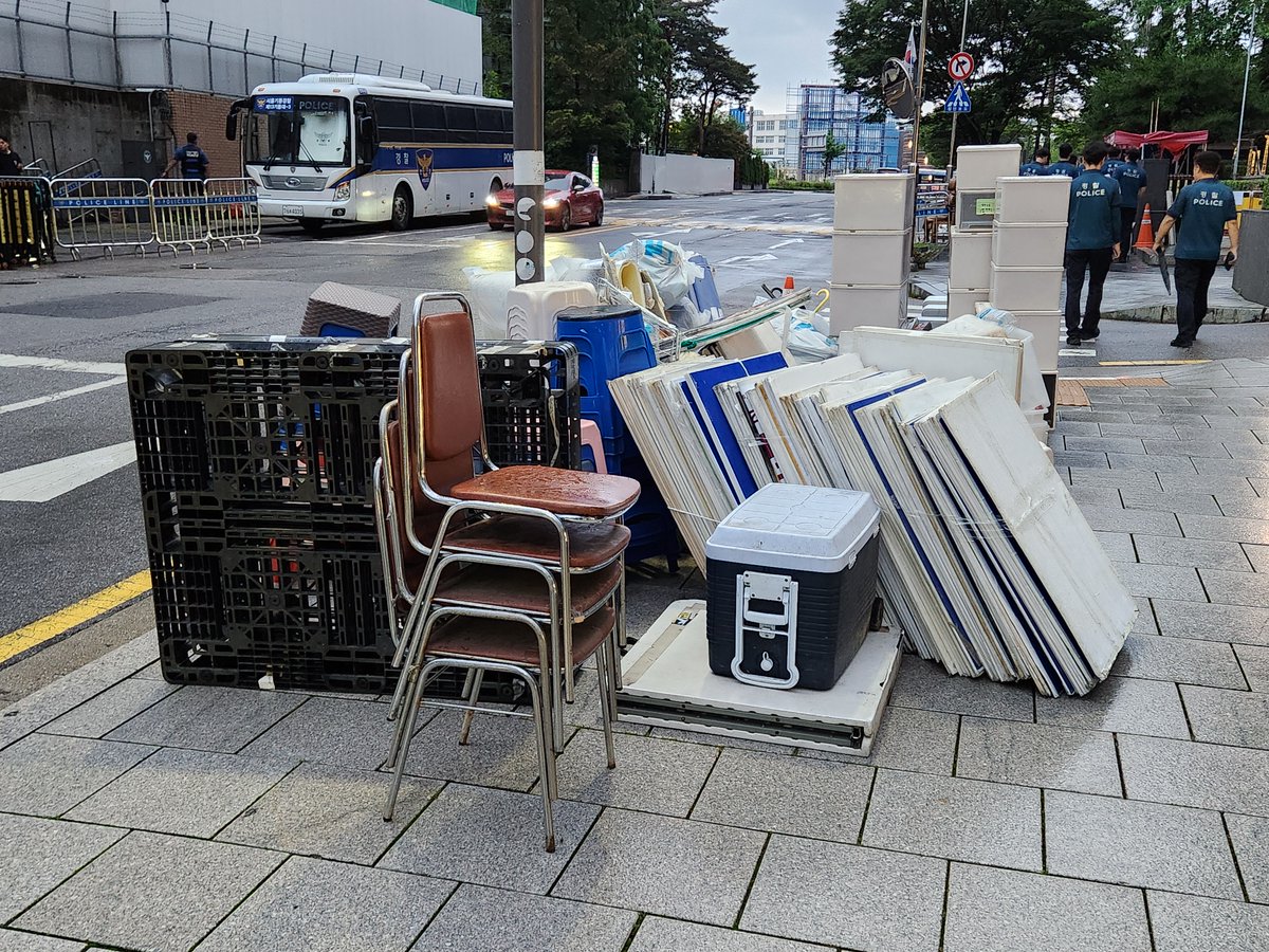 Byungheonkim2's tweet image. 10年間、日本大使館前の少女像周辺を占拠し、反日扇動をしていた反日行動が7月19日午後に自ら撤収しました。 来週水曜日(23日)の集会は少女像の前で行います。