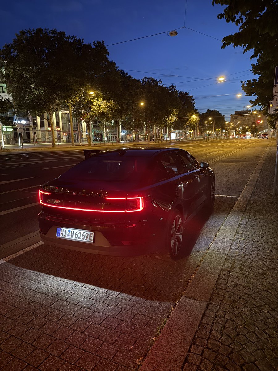 Astro_Fabi's tweet image. My daily for the past week in Germany. 🇩🇪⚡️👀

The Polestar 2 LR was great for road tripping.

Everything perfect besides that the fact that the A-pillar panel came loose on the Autobahn (last picture). 😂😂