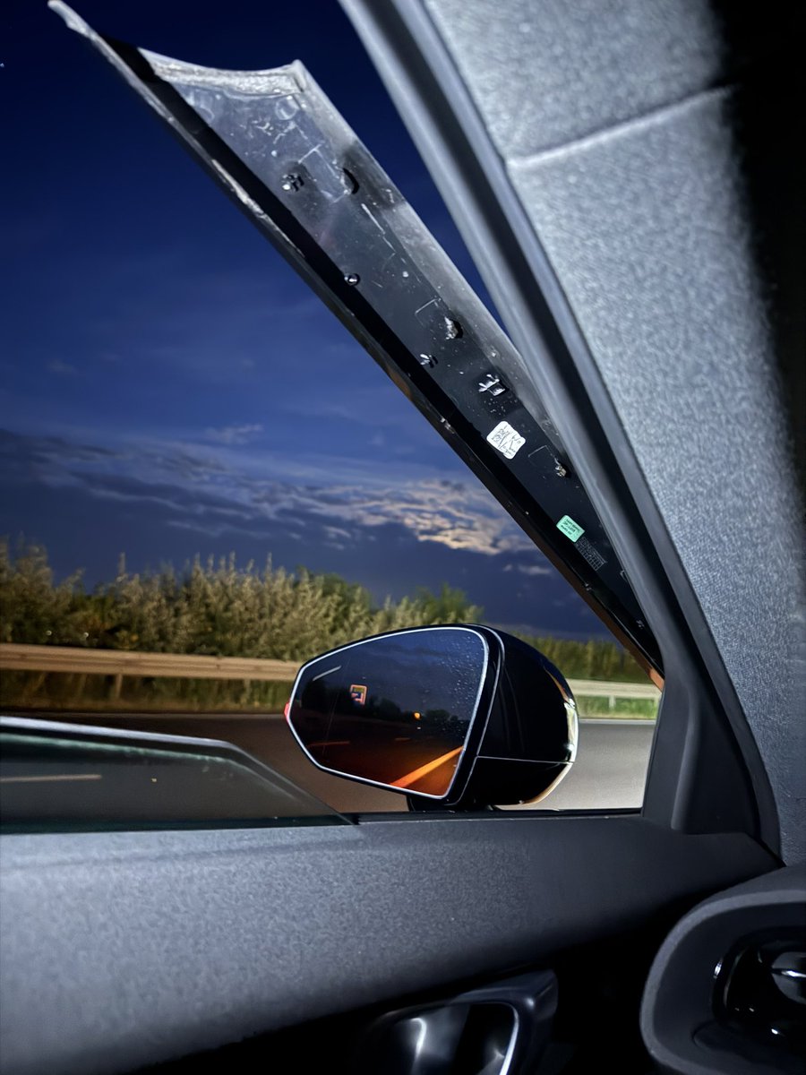 Astro_Fabi's tweet image. My daily for the past week in Germany. 🇩🇪⚡️👀

The Polestar 2 LR was great for road tripping.

Everything perfect besides that the fact that the A-pillar panel came loose on the Autobahn (last picture). 😂😂