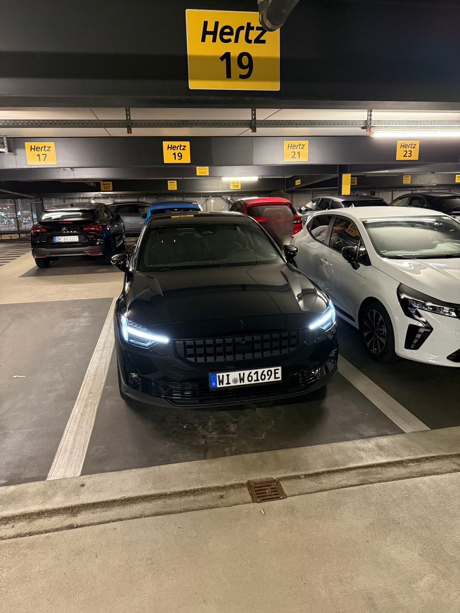 Astro_Fabi's tweet image. My daily for the past week in Germany. 🇩🇪⚡️👀

The Polestar 2 LR was great for road tripping.

Everything perfect besides that the fact that the A-pillar panel came loose on the Autobahn (last picture). 😂😂