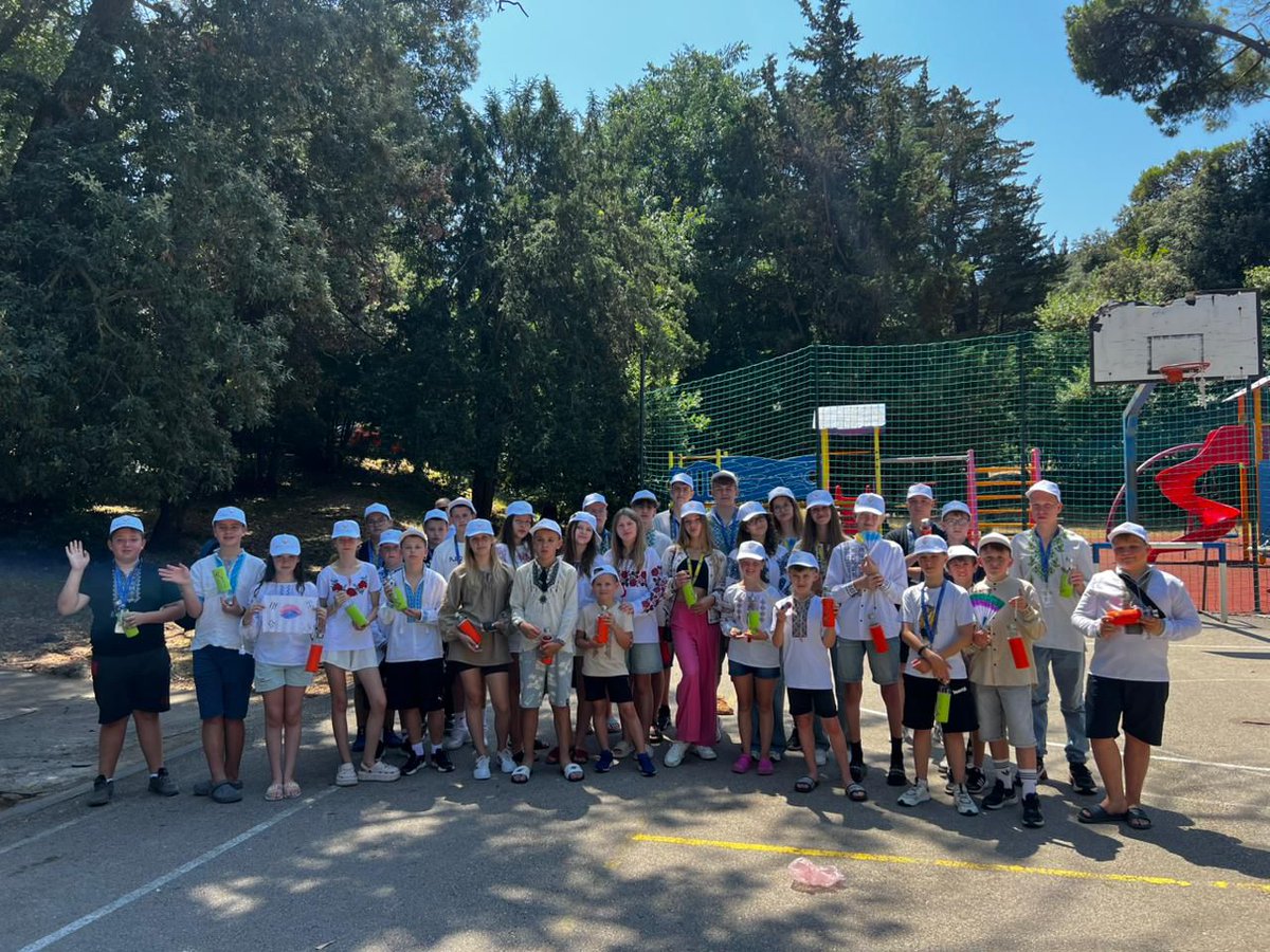 VladaRH's tweet image. Djeca iz #Ukraine i ovo ljeto borave u Hrvatskoj na psihosocijalnoj edukaciji u sklopu projekta "Sigurniji zajedno". Do sada je, kroz program koji sufinancira @mrms_RH sa 70 tisuća €, prošlo 130 djece, a do kraja ljeta planiran je dolazak njih još 70. 🇭🇷🇺🇦