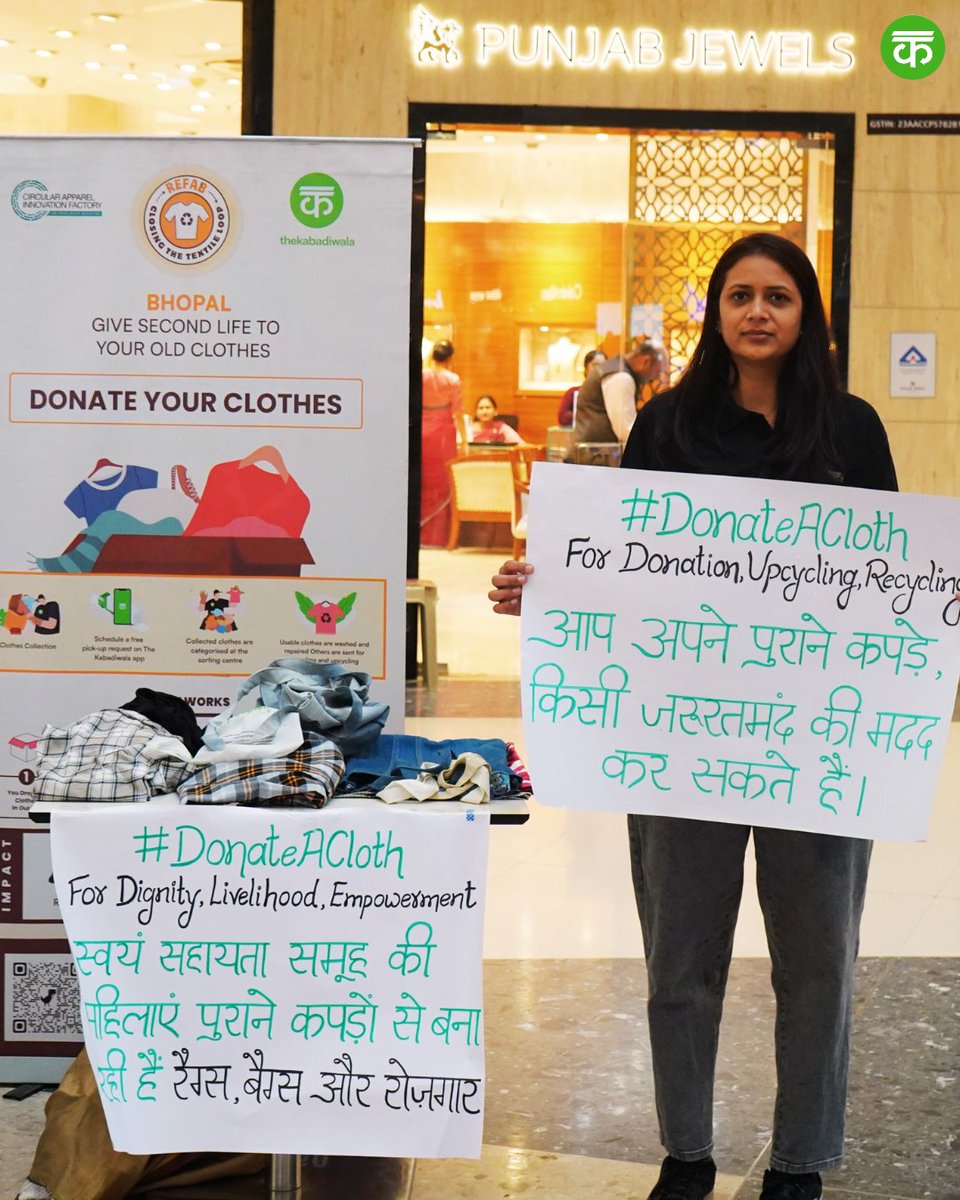 TheKabadiwala's tweet image. Over 1.5 million tones of clothes are dumped in India every year. 

@TheKabadiwala , in collaboration with @ApparelCircular, launched the #ReFab initiative in Bhopal — collecting old clothes for reuse, upcycling &amp;amp; recycling.  

Book a free pick-up on #TheKabadiwalaApp