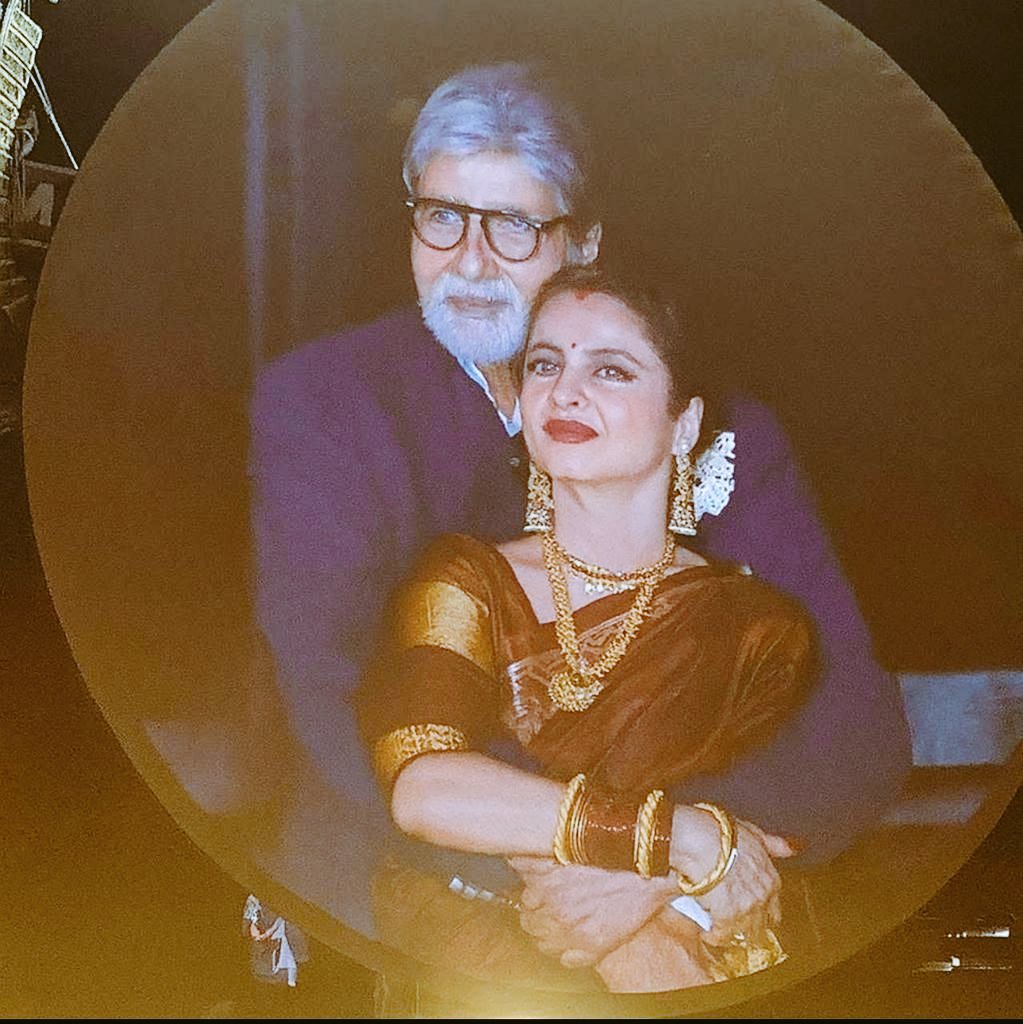 Coldplay concert में जो तुम देखे थे वो तो फेक था।

असली वाला तो ये है 😉😃