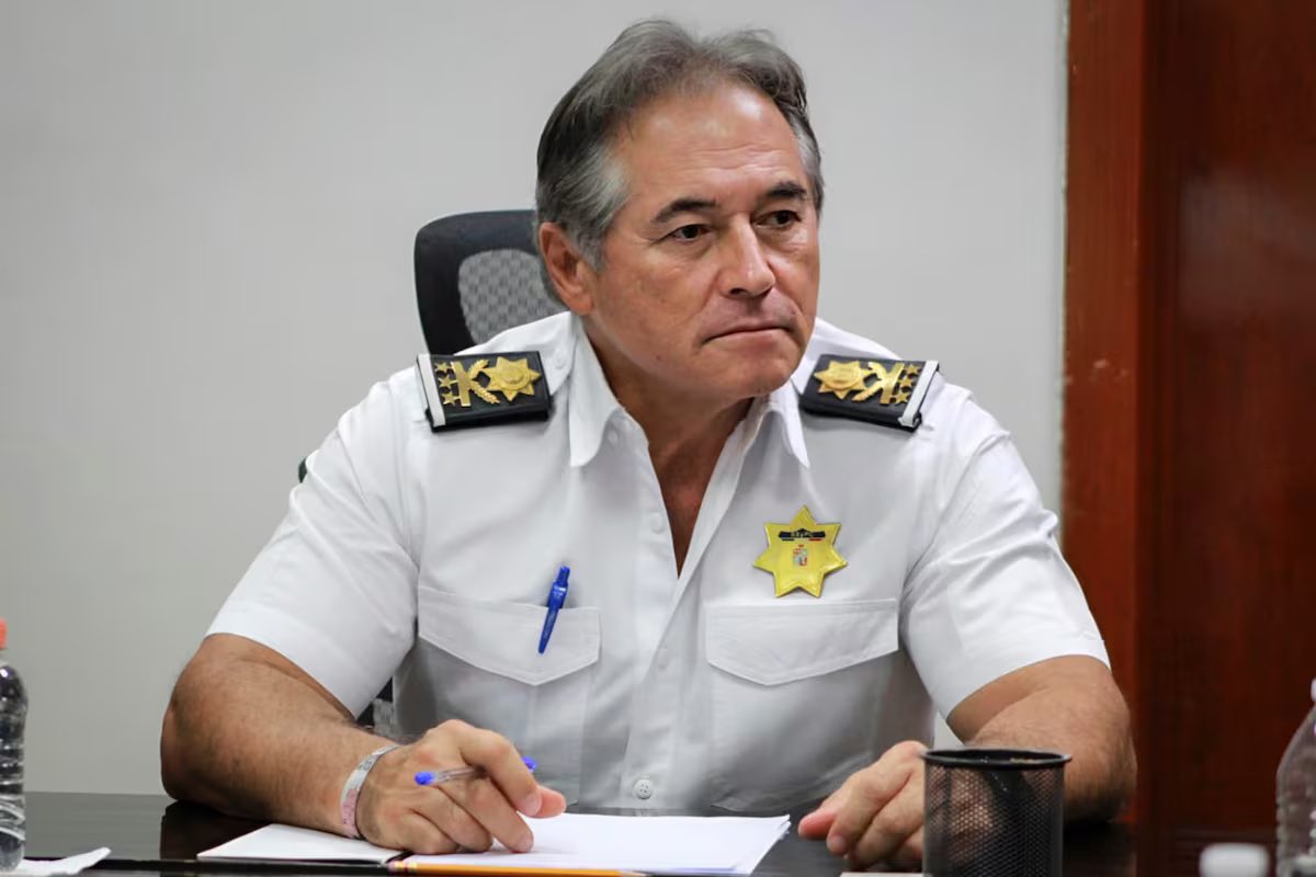 Enrique Muñoz (@enriquemunozfm) on Twitter photo No aparece el senador Adán Augusto López, luego que se dio a conocer que, cuando fue gobernador, nombró como secretario de seguridad en Tabasco a Hernán Bermúdez, líder del grupo criminal “La Barredora”. No aparece el senador Adán Augusto López, luego que se dio a conocer que, cuando fue gobernador, nombró como secretario de seguridad en Tabasco a Hernán Bermúdez, líder del grupo criminal “La Barredora”.