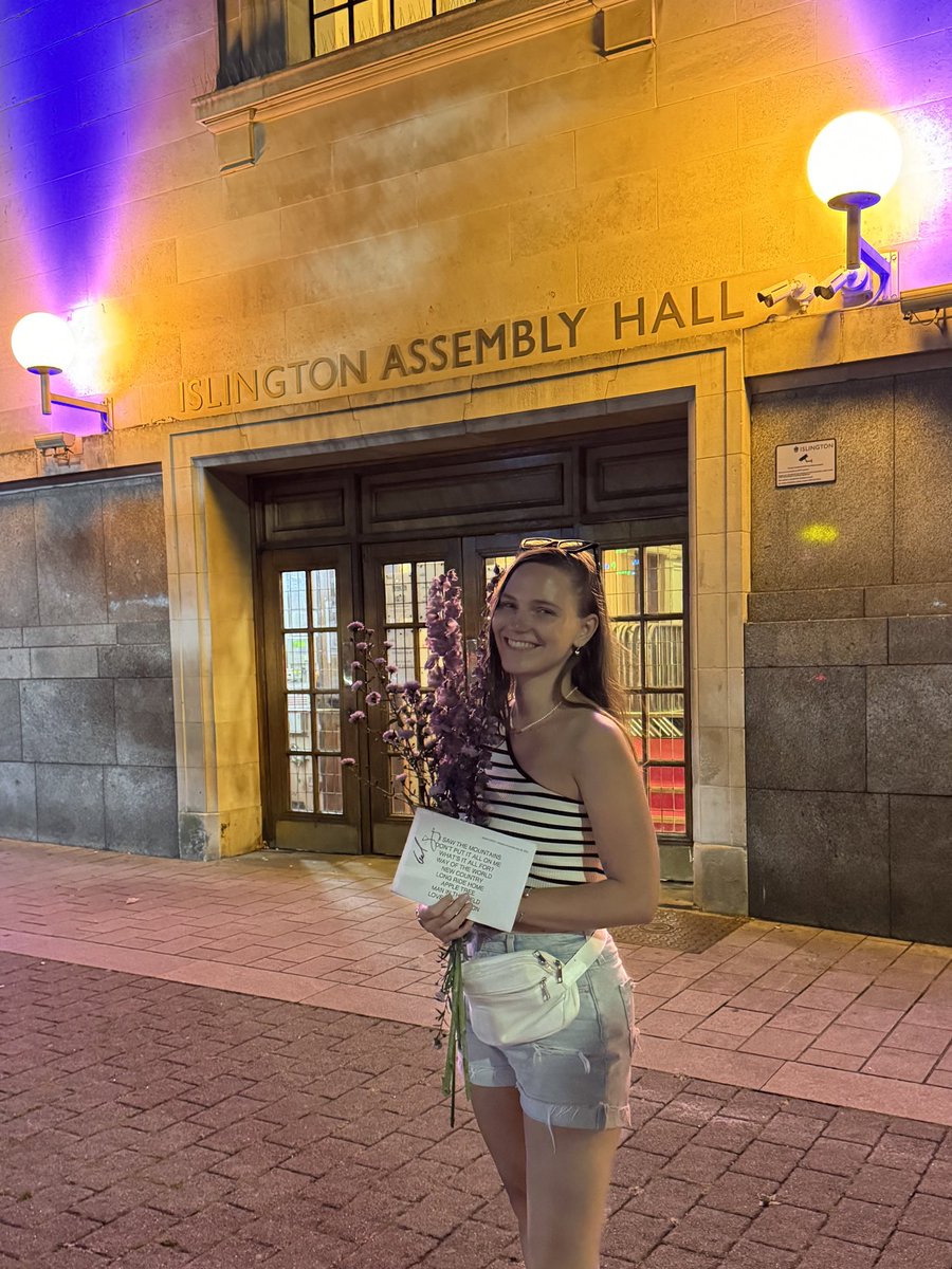 Molsworth11's tweet image. noah really is the sweetest person ever
she took her time to speak to each person and make sure every single one had flowers 🥹🫶🏼
thank you for the most wonderful night @noahcyrus can’t wait to see you next ❤️